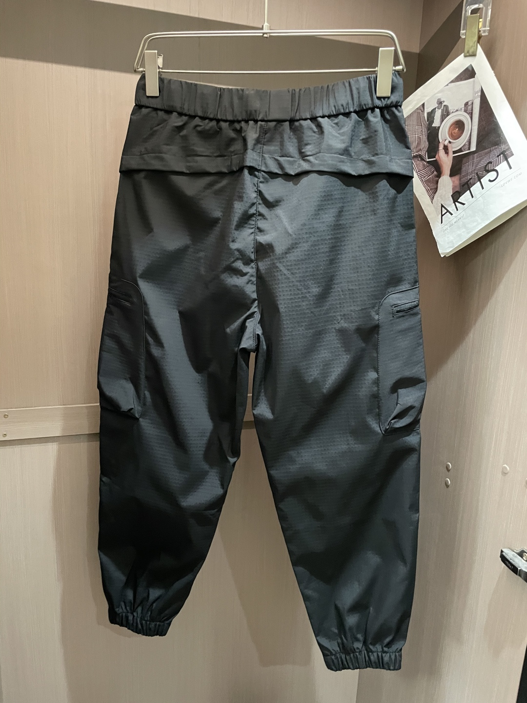 始祖鸟 最新工装裤 潮人必备 订制面料 柔软排汗，舒适度极高。上身非常舒爽，原版辅料细节。上身运动休闲时