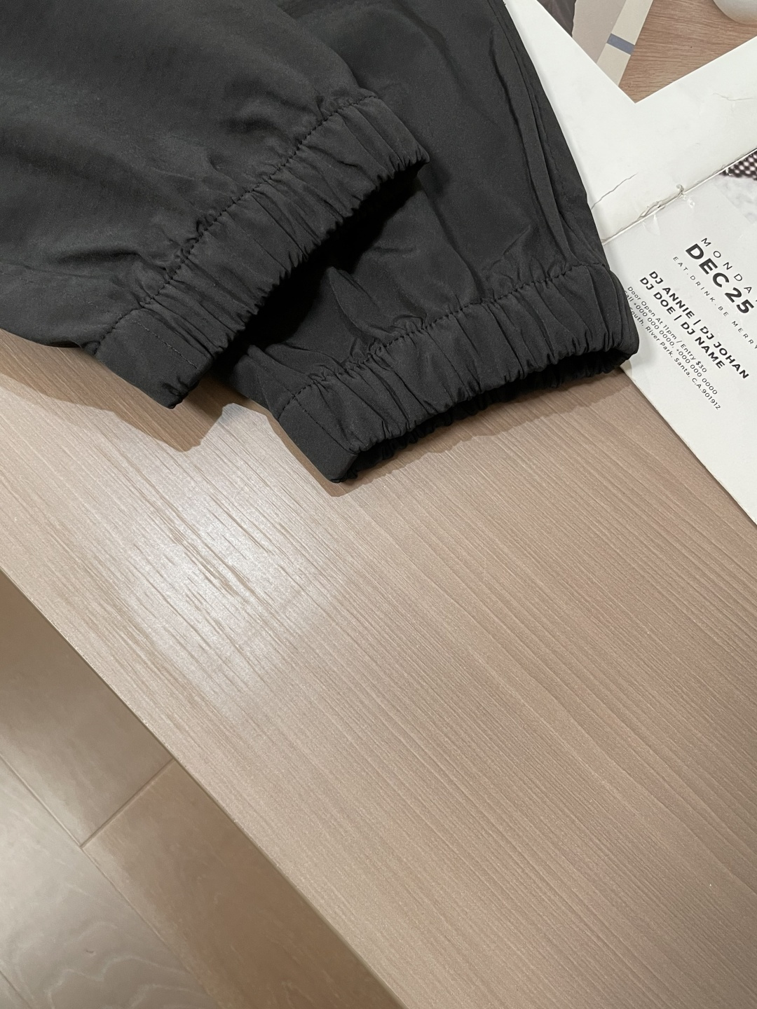 始祖鸟 最新工装裤 潮人必备 订制面料 柔软排汗，舒适度极高。上身非常舒爽，原版辅料细节。上身运动休闲时