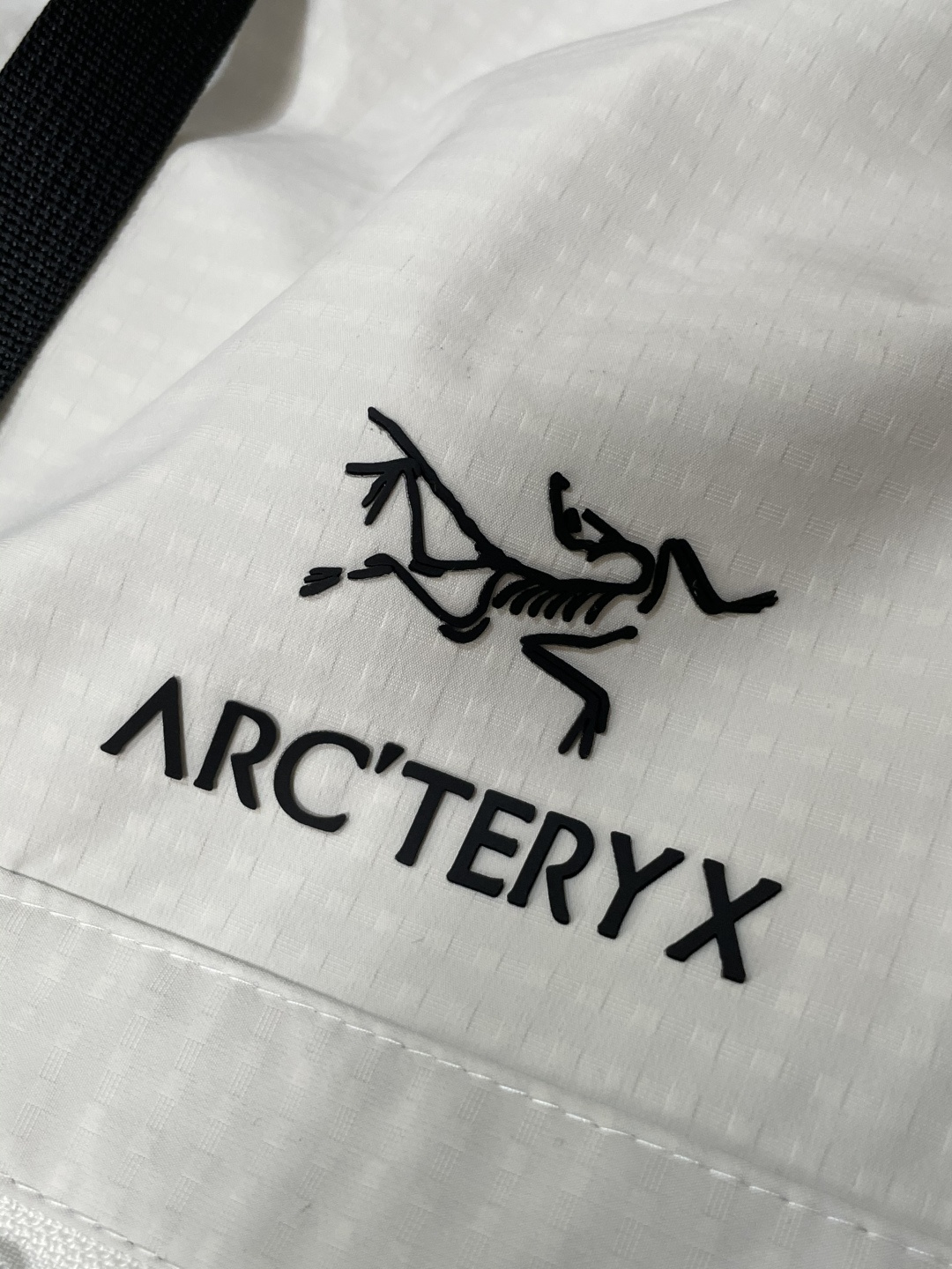 始祖鸟 最新工装裤 潮人必备 订制面料 柔软排汗，舒适度极高。上身非常舒爽，原版辅料细节。上身运动休闲时