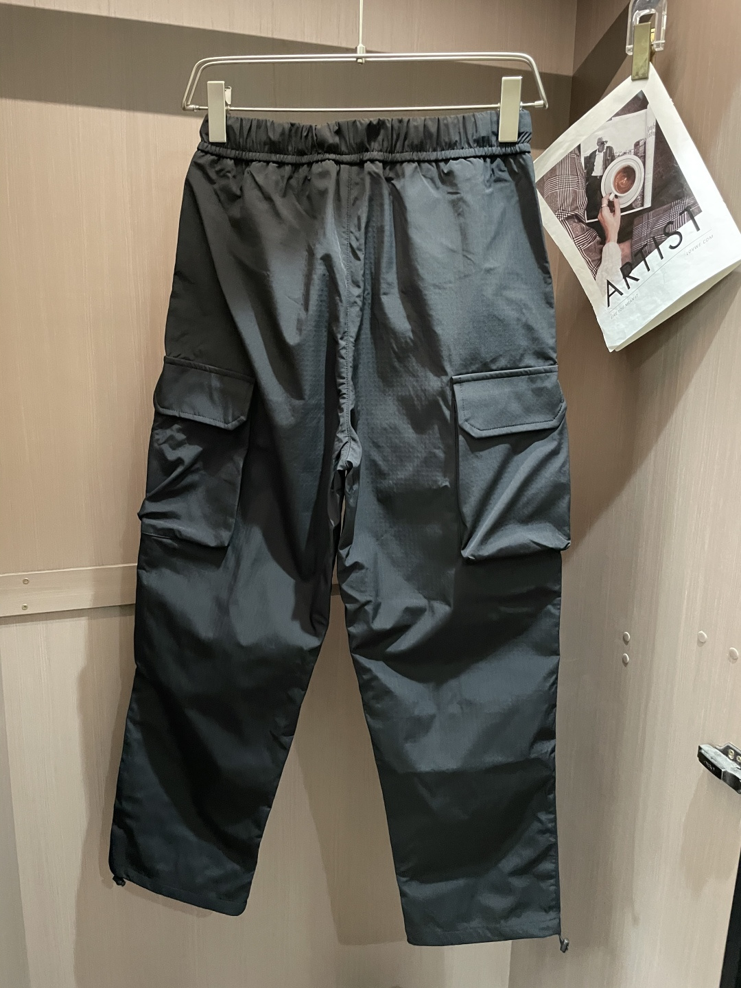 始祖鸟 最新工装裤 潮人必备 订制面料 柔软排汗，舒适度极高。上身非常舒爽，原版辅料细节。上身运动休闲时