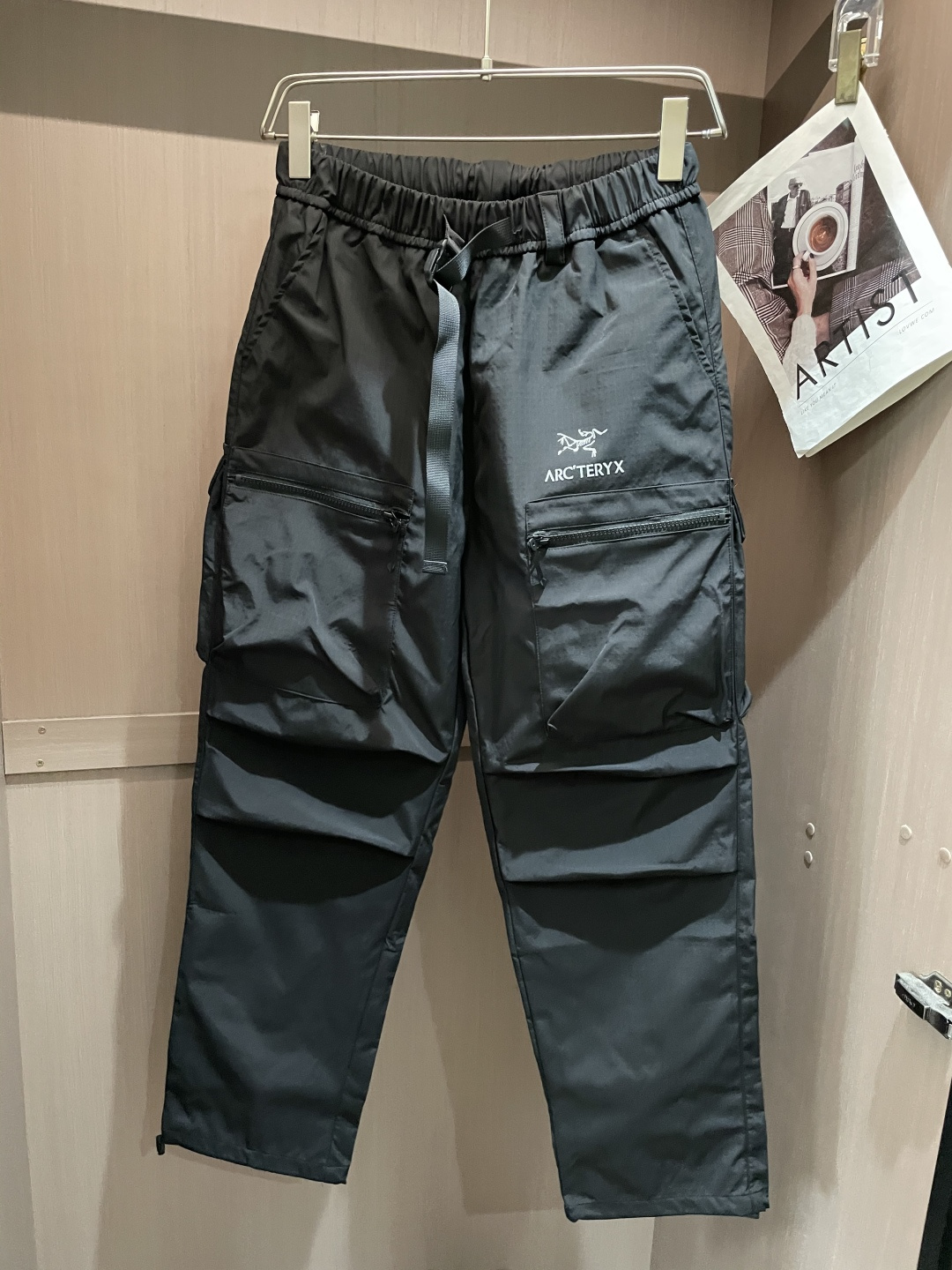 始祖鸟 最新工装裤 潮人必备 订制面料 柔软排汗，舒适度极高。上身非常舒爽，原版辅料细节。上身运动休闲时