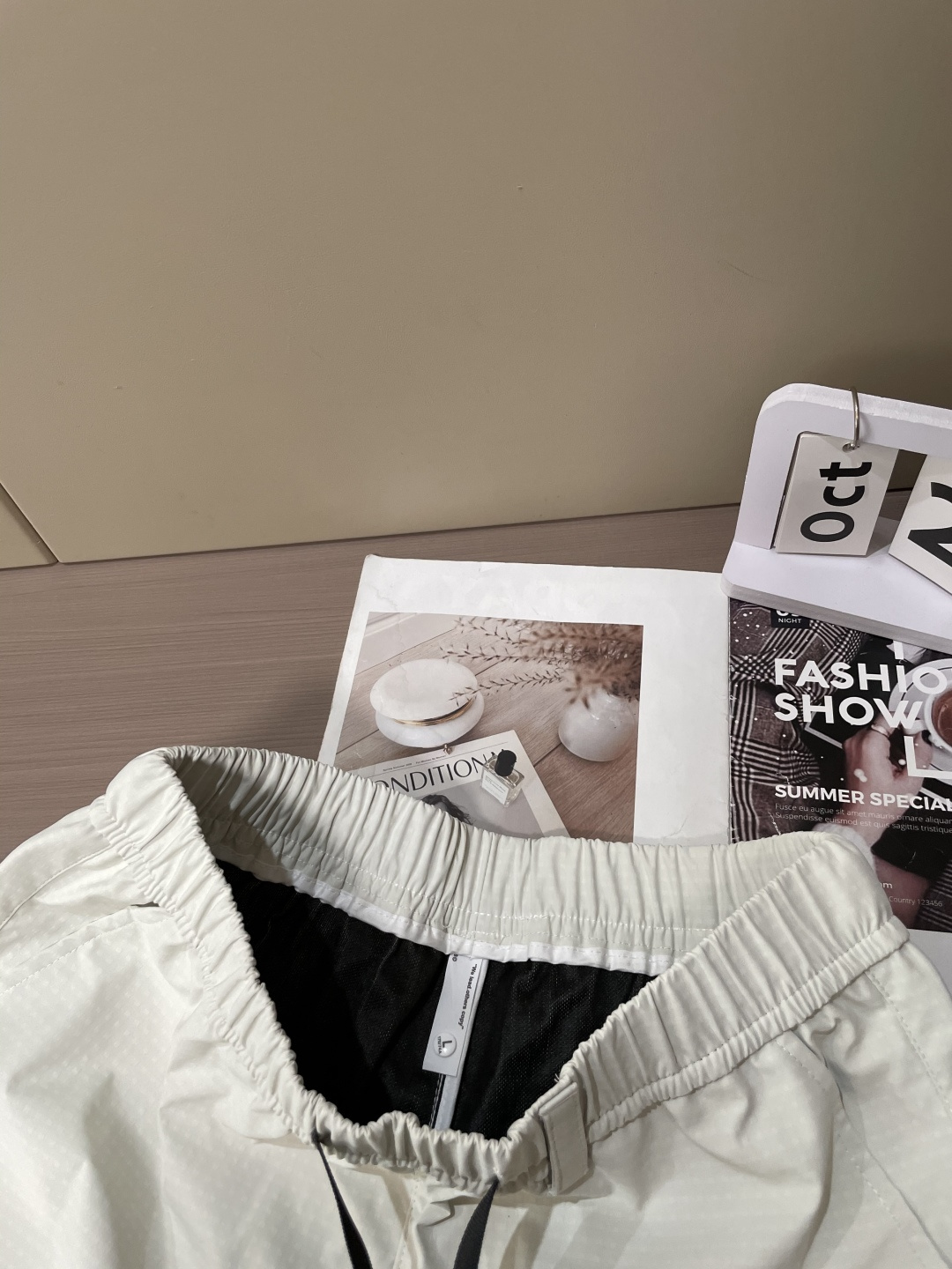 始祖鸟 最新工装裤 潮人必备 订制面料 柔软排汗，舒适度极高。上身非常舒爽，原版辅料细节。上身运动休闲时