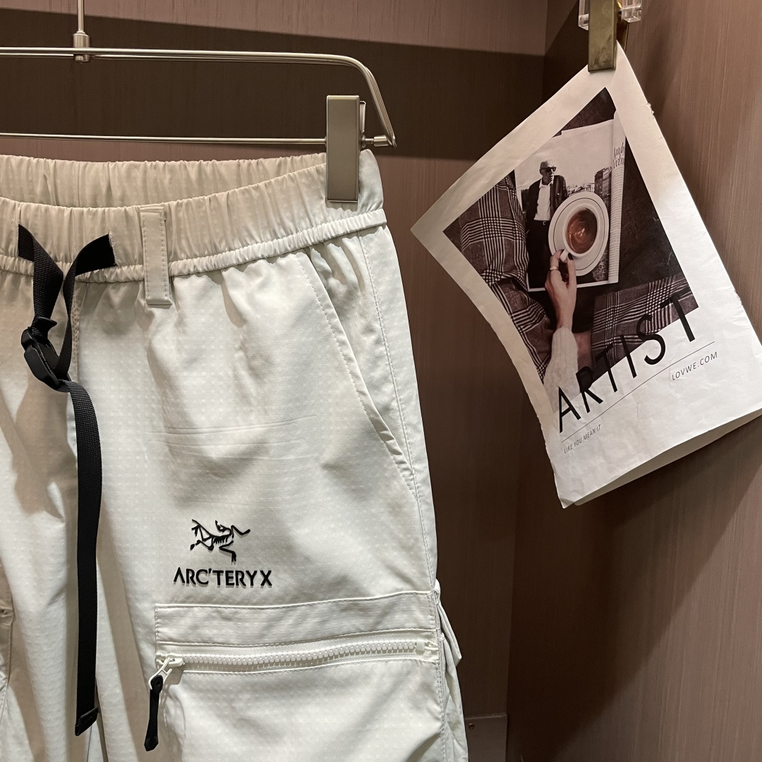 始祖鸟 最新工装裤 潮人必备 订制面料 柔软排汗，舒适度极高。上身非常舒爽，原版辅料细节。上身运动休闲时