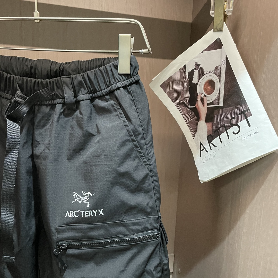 始祖鸟 最新工装裤 潮人必备 订制面料 柔软排汗，舒适度极高。上身非常舒爽，原版辅料细节。上身运动休闲时