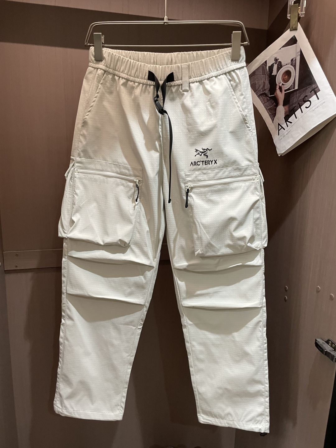 始祖鸟 最新工装裤 潮人必备 订制面料 柔软排汗，舒适度极高。上身非常舒爽，原版辅料细节。上身运动休闲时