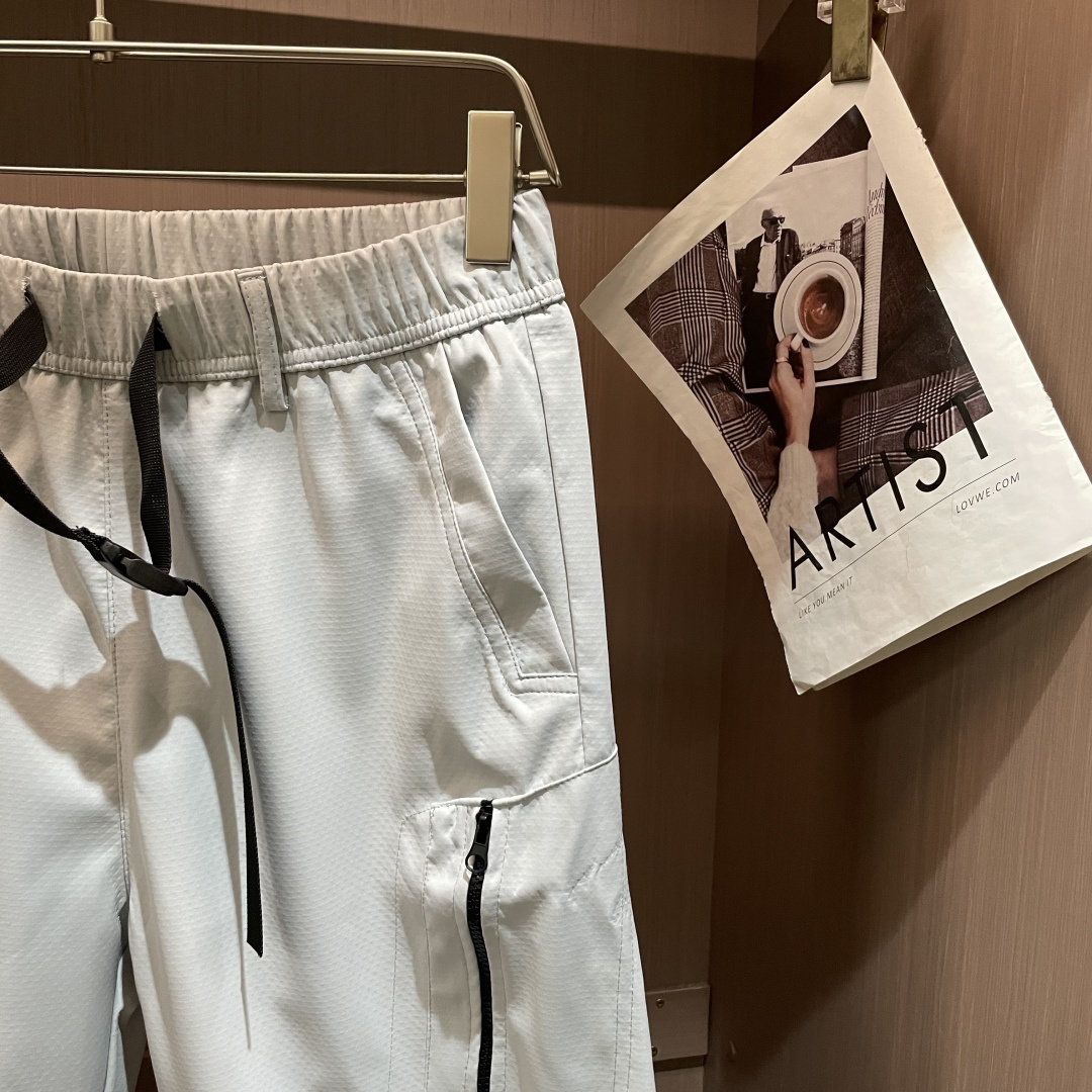 始祖鸟 最新工装裤 潮人必备 订制面料 柔软排汗，舒适度极高。上身非常舒爽，原版辅料细节。上身运动休闲时