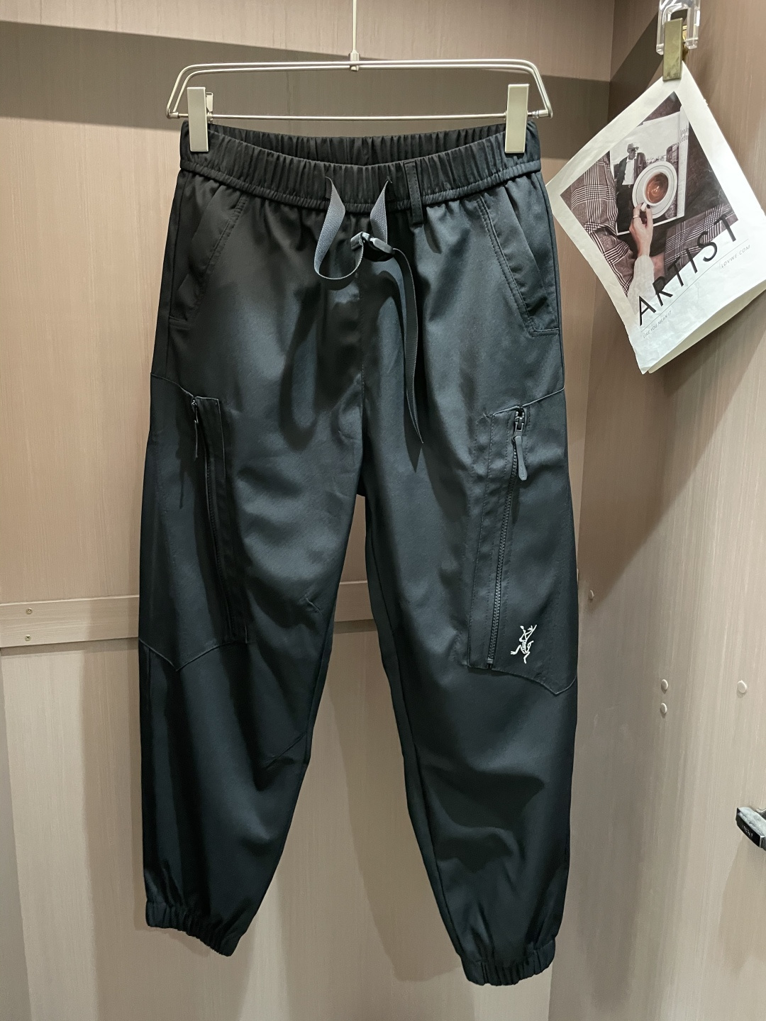 始祖鸟 最新工装裤 潮人必备 订制面料 柔软排汗，舒适度极高。上身非常舒爽，原版辅料细节。上身运动休闲时