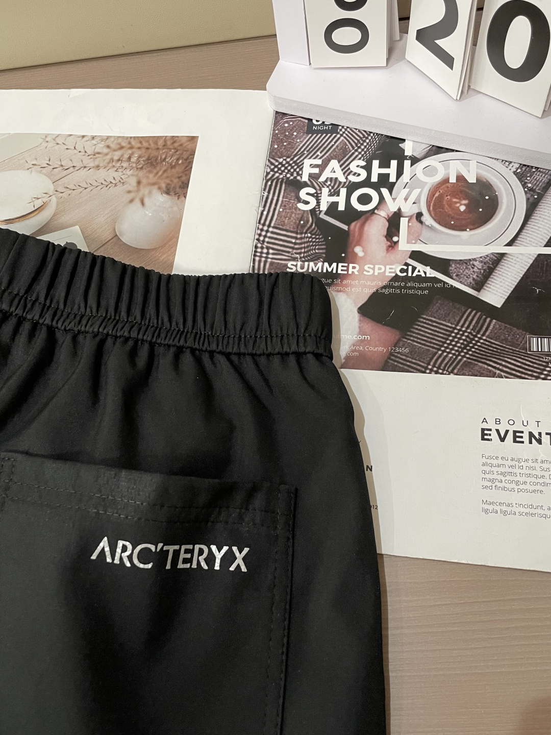 始祖鸟 最新工装裤 潮人必备 订制面料 柔软排汗，舒适度极高。上身非常舒爽，原版辅料细节。上身运动休闲时