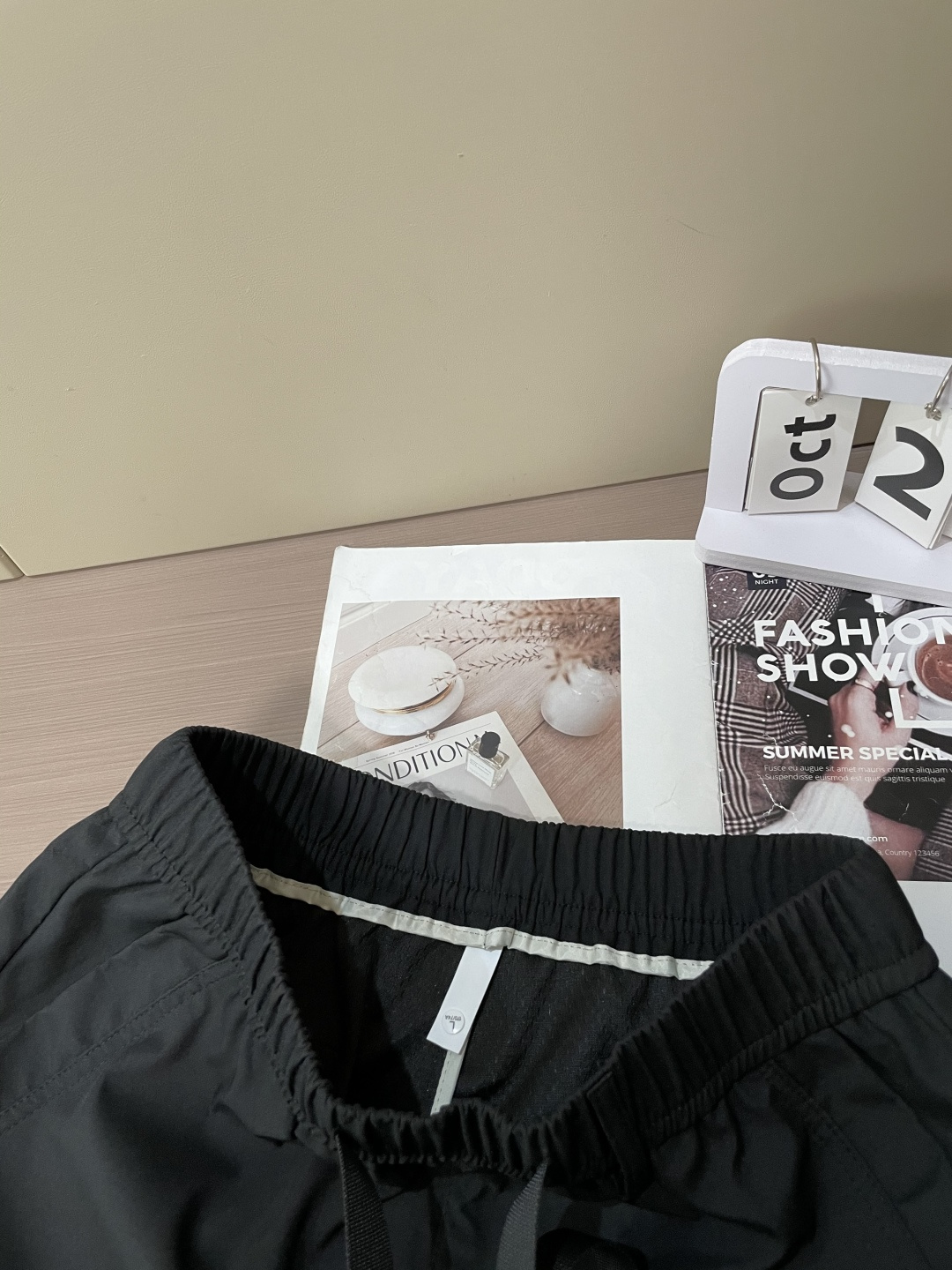 始祖鸟 最新工装裤 潮人必备 订制面料 柔软排汗，舒适度极高。上身非常舒爽，原版辅料细节。上身运动休闲时