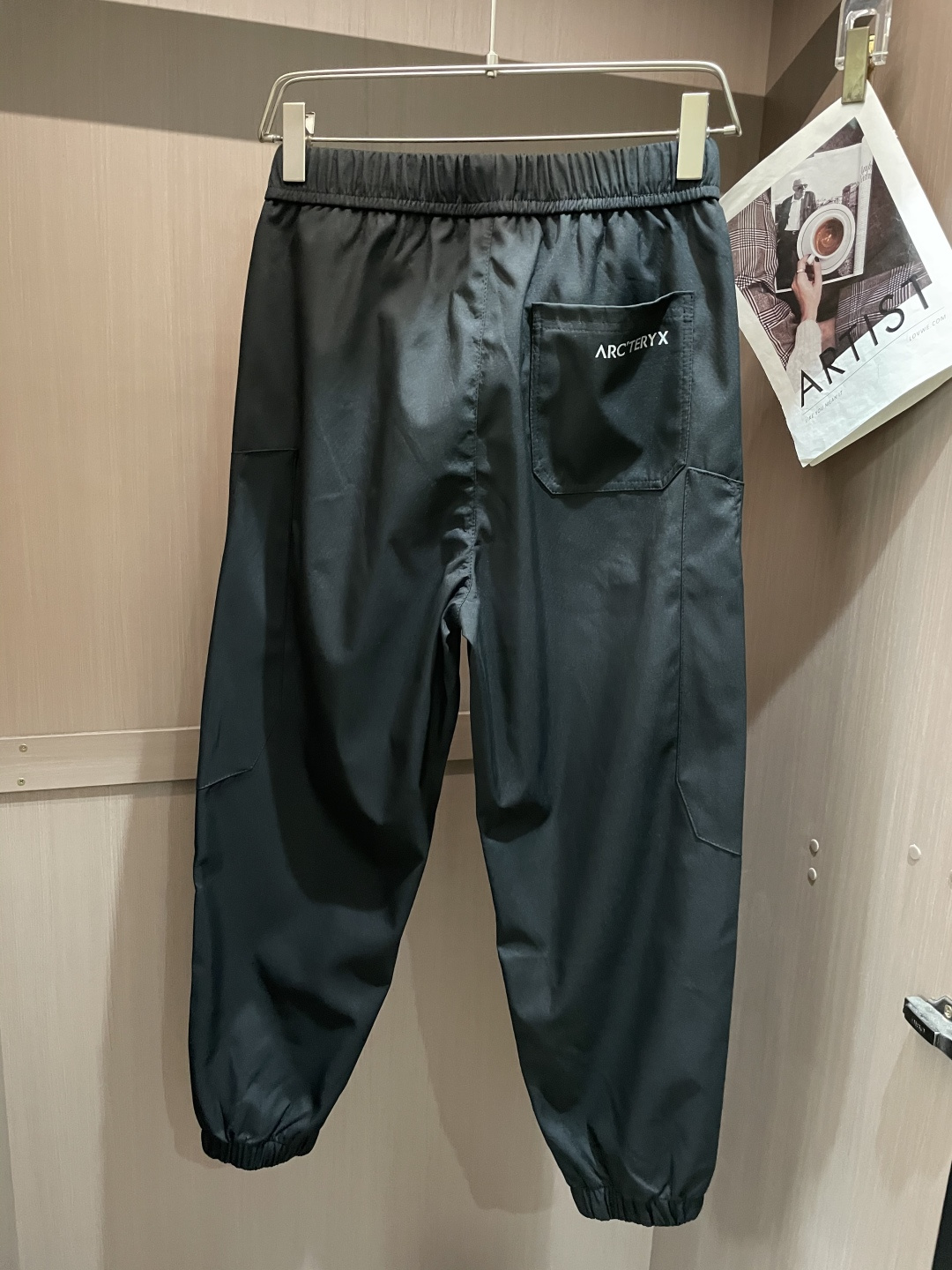 始祖鸟 最新工装裤 潮人必备 订制面料 柔软排汗，舒适度极高。上身非常舒爽，原版辅料细节。上身运动休闲时