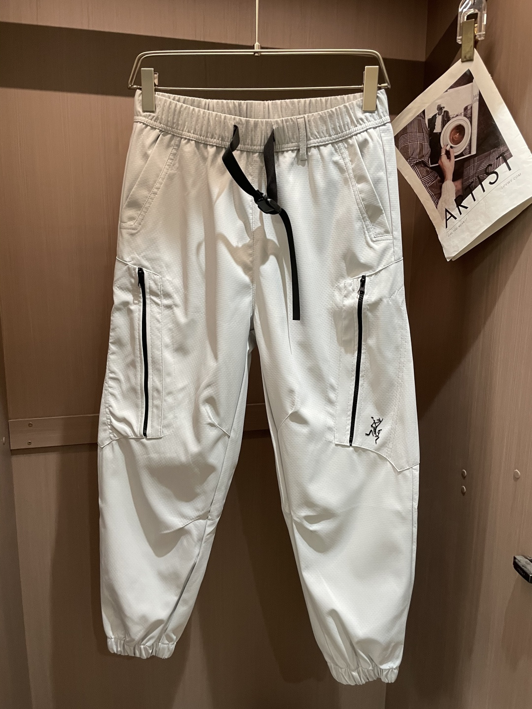 始祖鸟 最新工装裤 潮人必备 订制面料 柔软排汗，舒适度极高。上身非常舒爽，原版辅料细节。上身运动休闲时