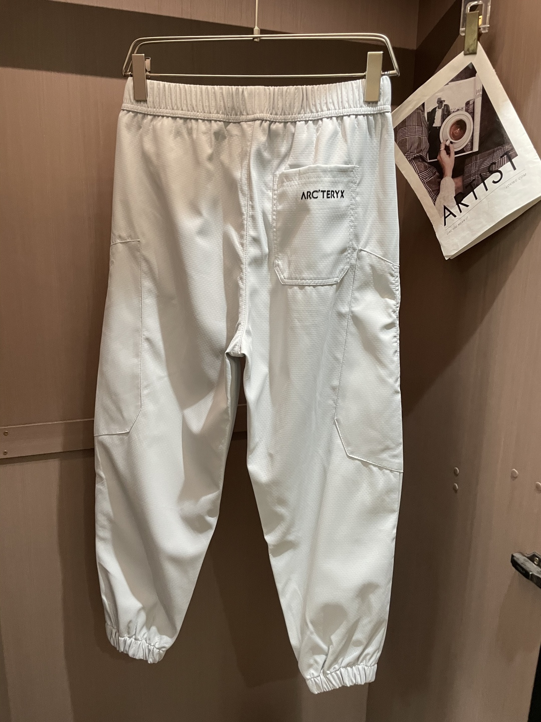 始祖鸟 最新工装裤 潮人必备 订制面料 柔软排汗，舒适度极高。上身非常舒爽，原版辅料细节。上身运动休闲时