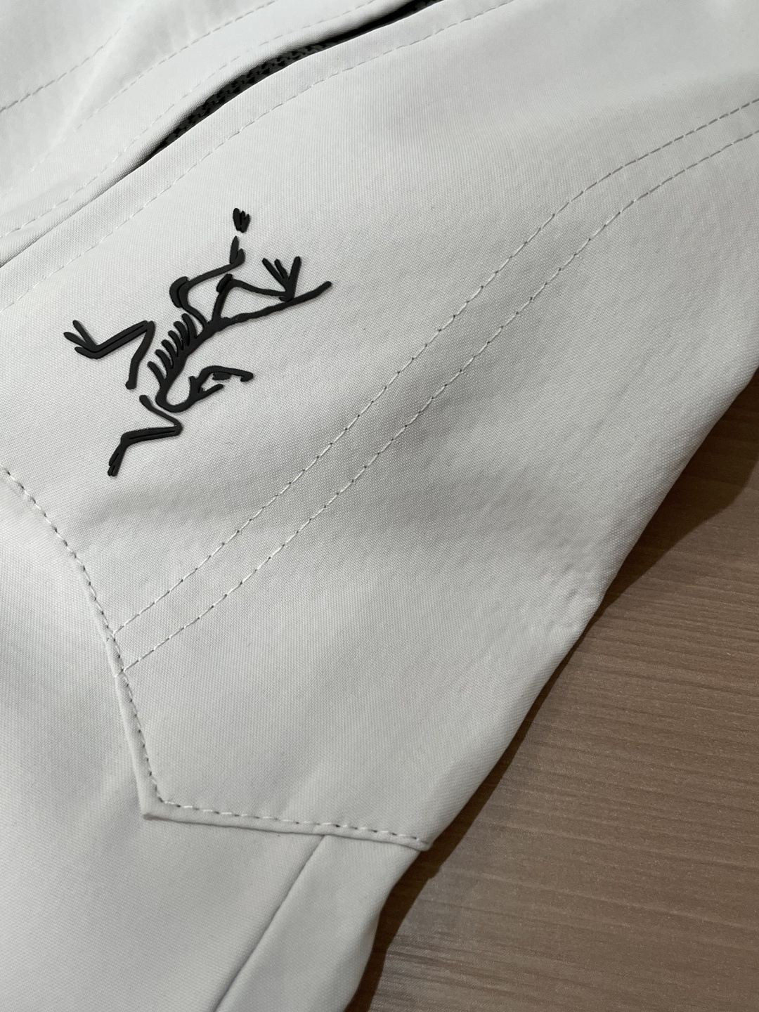 始祖鸟 最新工装裤 潮人必备 订制面料 柔软排汗，舒适度极高。上身非常舒爽，原版辅料细节。上身运动休闲时