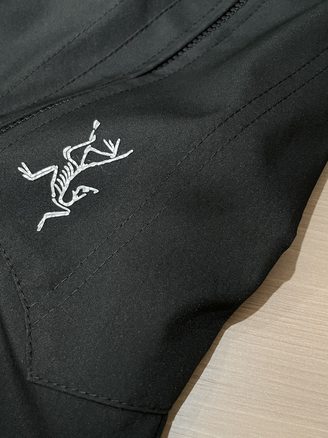 始祖鸟 最新工装裤 潮人必备 订制面料 柔软排汗，舒适度极高。上身非常舒爽，原版辅料细节。上身运动休闲时