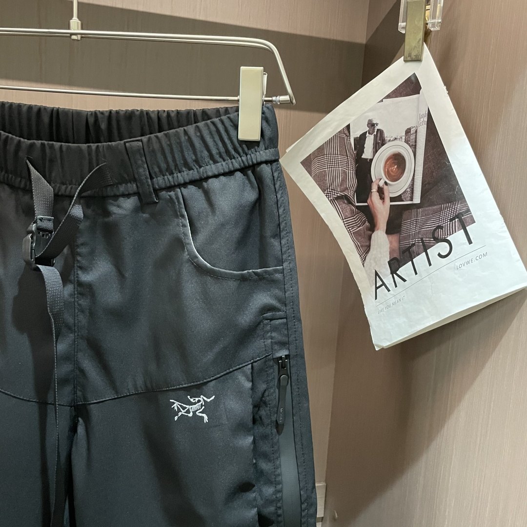 始祖鸟 最新工装裤 潮人必备 订制面料 柔软排汗，舒适度极高。上身非常舒爽，原版辅料细节。上身运动休闲时