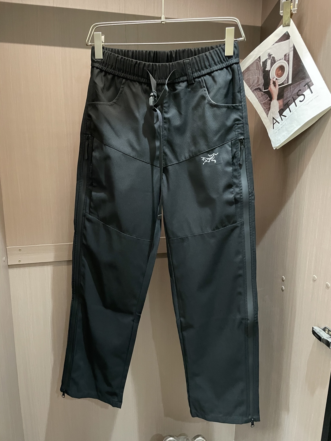 始祖鸟 最新工装裤 潮人必备 订制面料 柔软排汗，舒适度极高。上身非常舒爽，原版辅料细节。上身运动休闲时