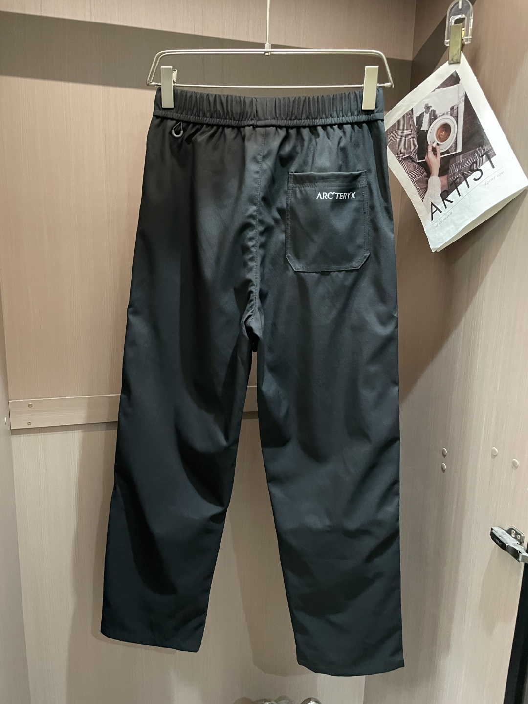 始祖鸟 最新工装裤 潮人必备 订制面料 柔软排汗，舒适度极高。上身非常舒爽，原版辅料细节。上身运动休闲时