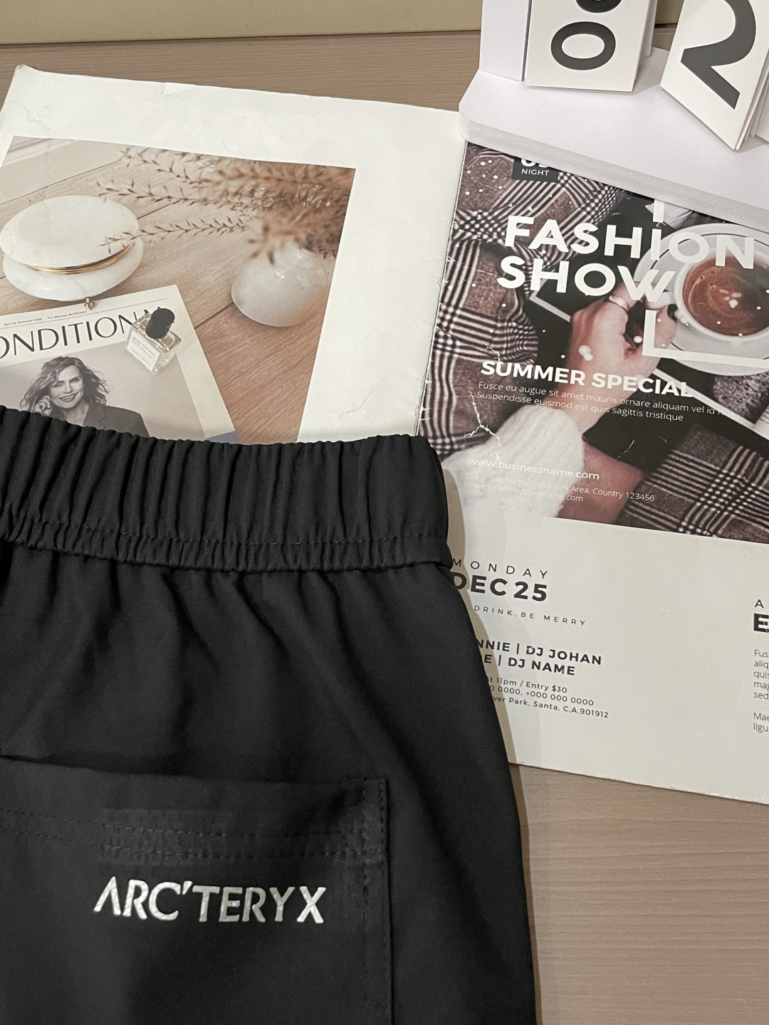 始祖鸟 最新工装裤 潮人必备 订制面料 柔软排汗，舒适度极高。上身非常舒爽，原版辅料细节。上身运动休闲时