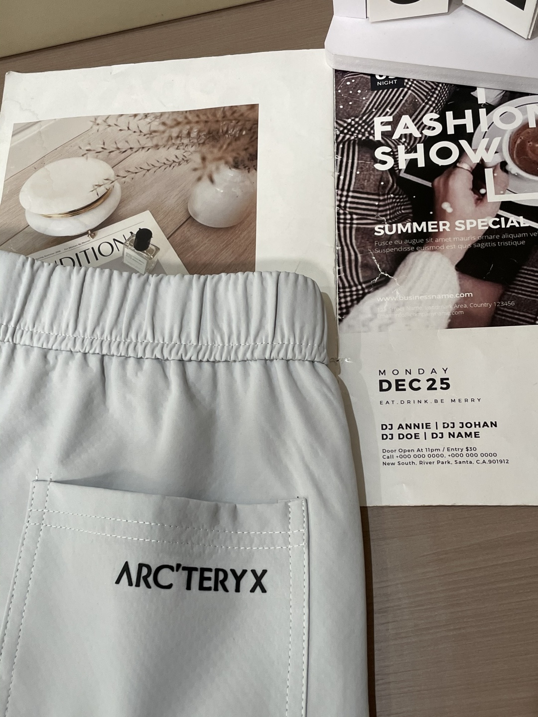 始祖鸟 最新工装裤 潮人必备 订制面料 柔软排汗，舒适度极高。上身非常舒爽，原版辅料细节。上身运动休闲时