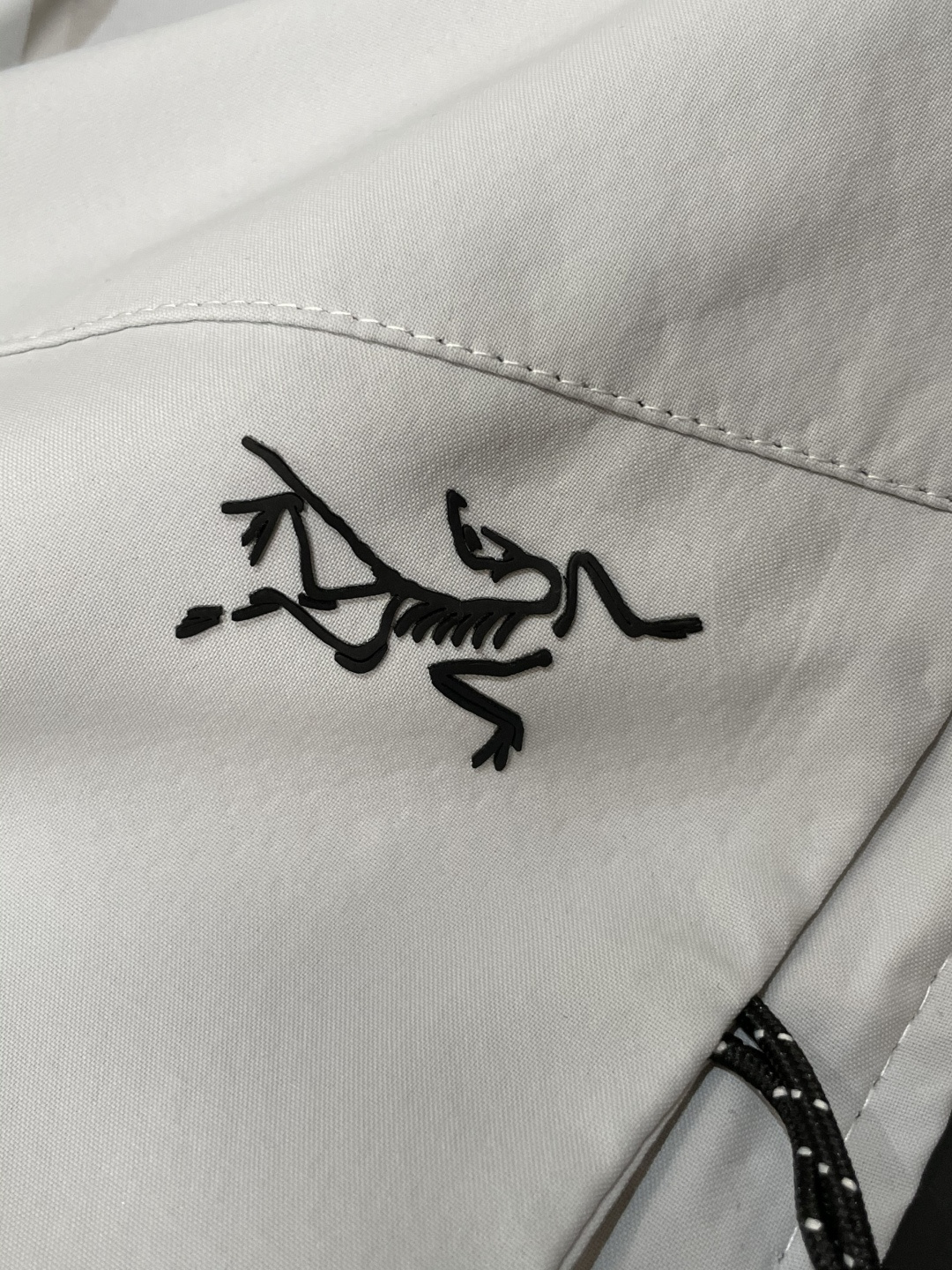 始祖鸟 最新工装裤 潮人必备 订制面料 柔软排汗，舒适度极高。上身非常舒爽，原版辅料细节。上身运动休闲时