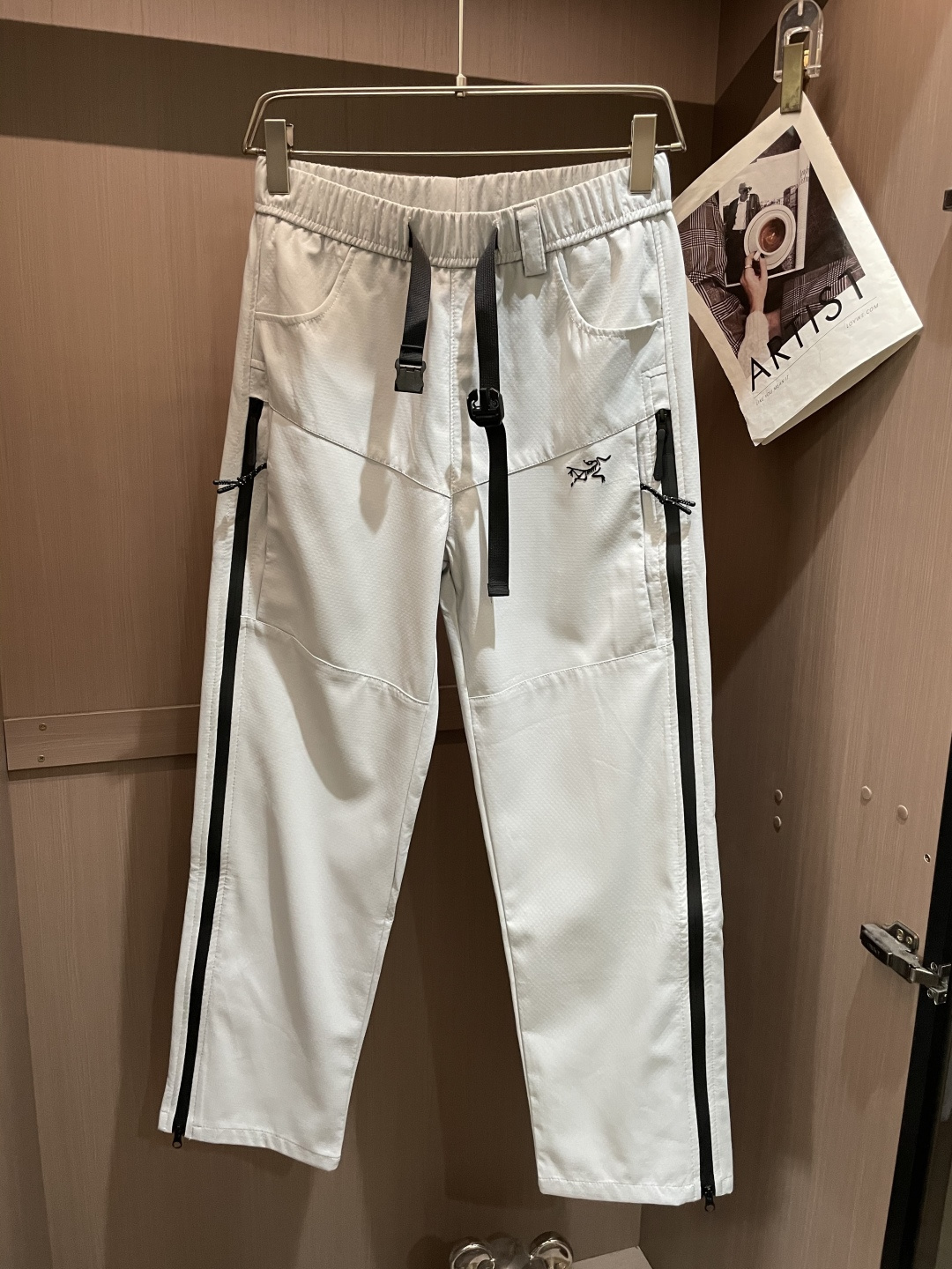 始祖鸟 最新工装裤 潮人必备 订制面料 柔软排汗，舒适度极高。上身非常舒爽，原版辅料细节。上身运动休闲时