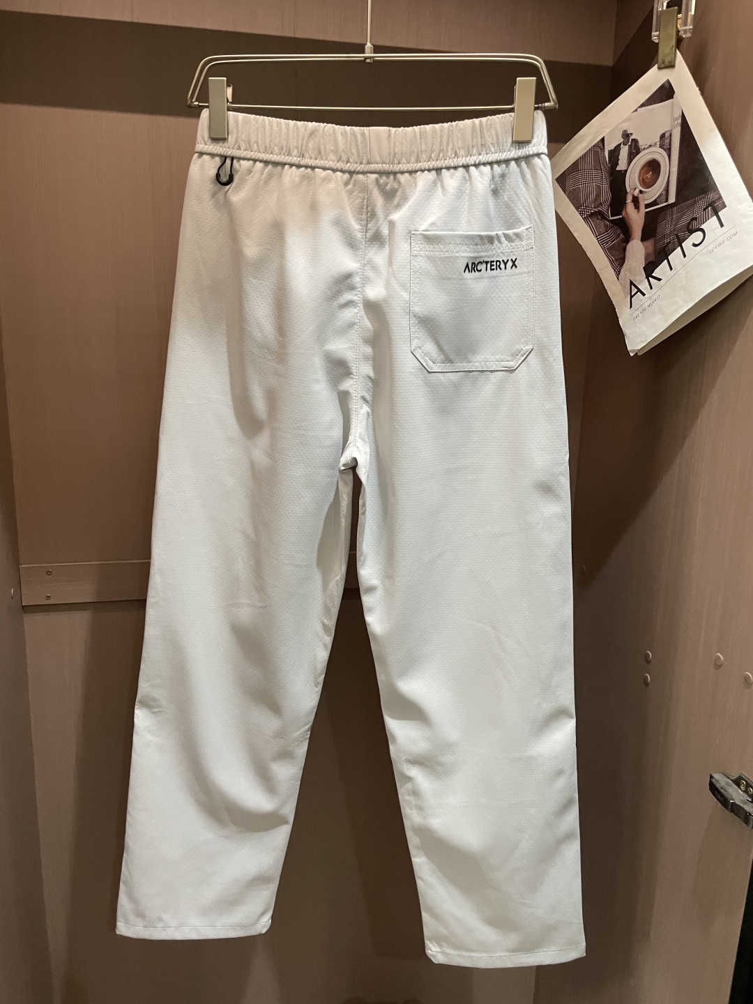 始祖鸟 最新工装裤 潮人必备 订制面料 柔软排汗，舒适度极高。上身非常舒爽，原版辅料细节。上身运动休闲时