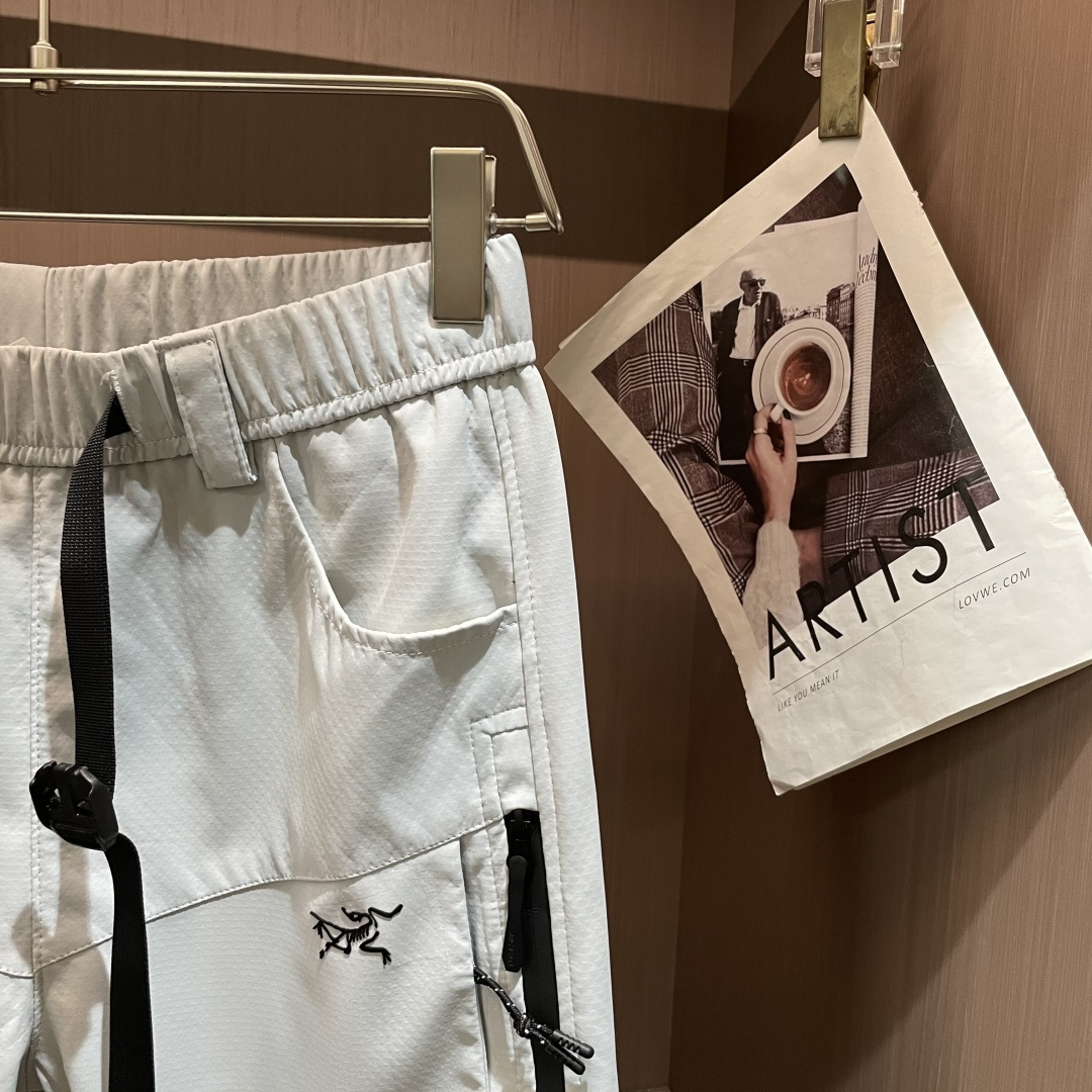 始祖鸟 最新工装裤 潮人必备 订制面料 柔软排汗，舒适度极高。上身非常舒爽，原版辅料细节。上身运动休闲时