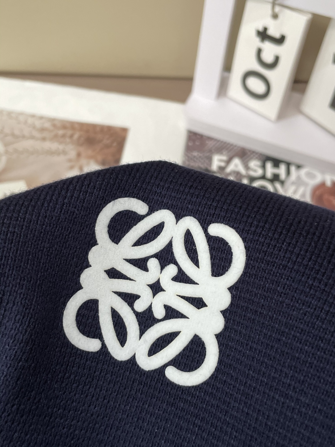 这个LOEWE针织外套 是慵懒与精致的绝妙平衡。自带松弛的氛围感，细腻针织纹理裹着软绵暖意，贴肤时是恰到