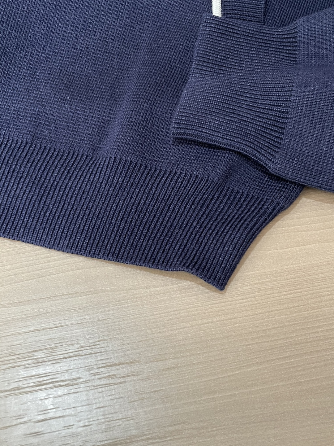 这个LOEWE针织外套 是慵懒与精致的绝妙平衡。自带松弛的氛围感，细腻针织纹理裹着软绵暖意，贴肤时是恰到