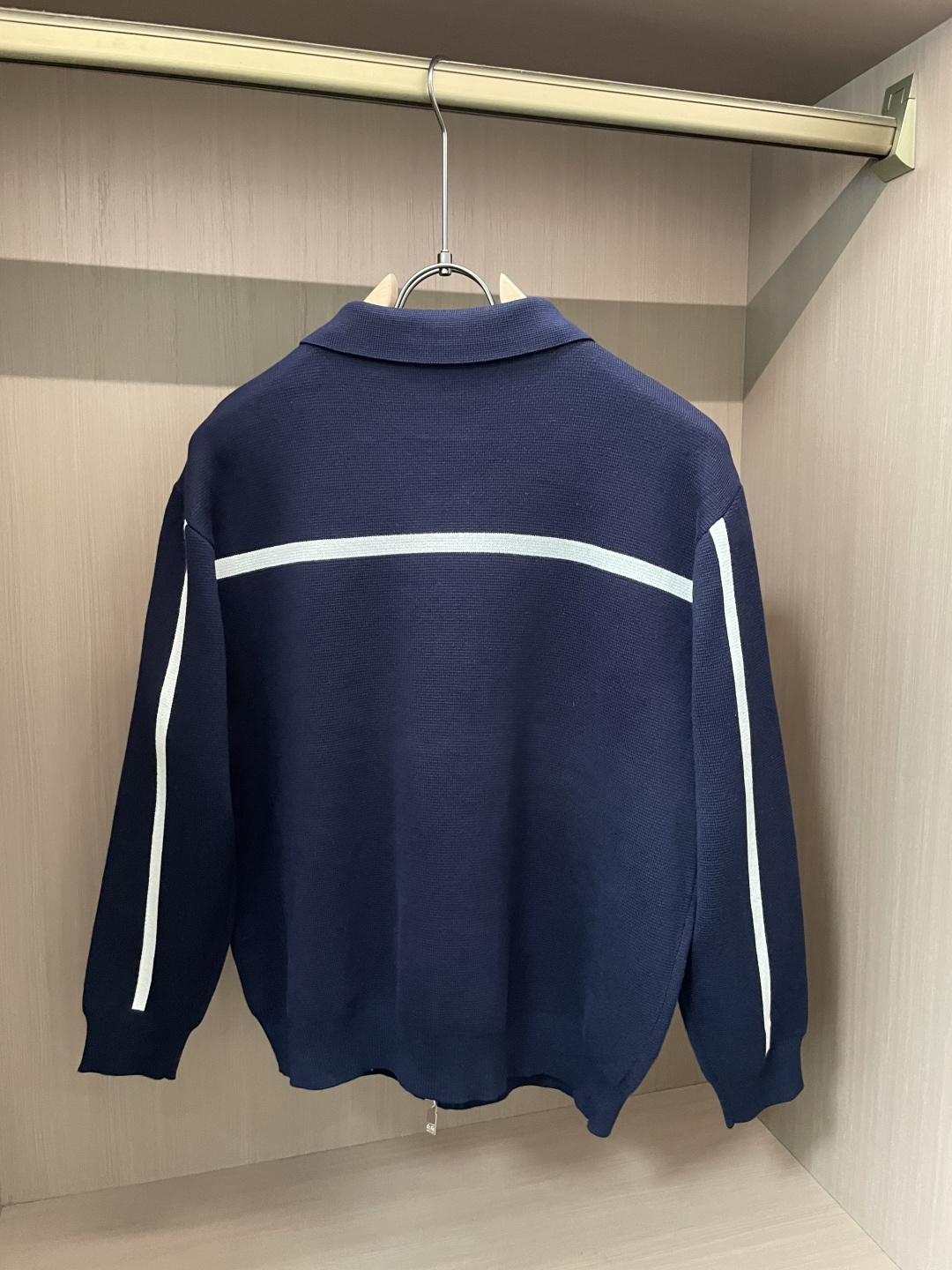 这个LOEWE针织外套 是慵懒与精致的绝妙平衡。自带松弛的氛围感，细腻针织纹理裹着软绵暖意，贴肤时是恰到