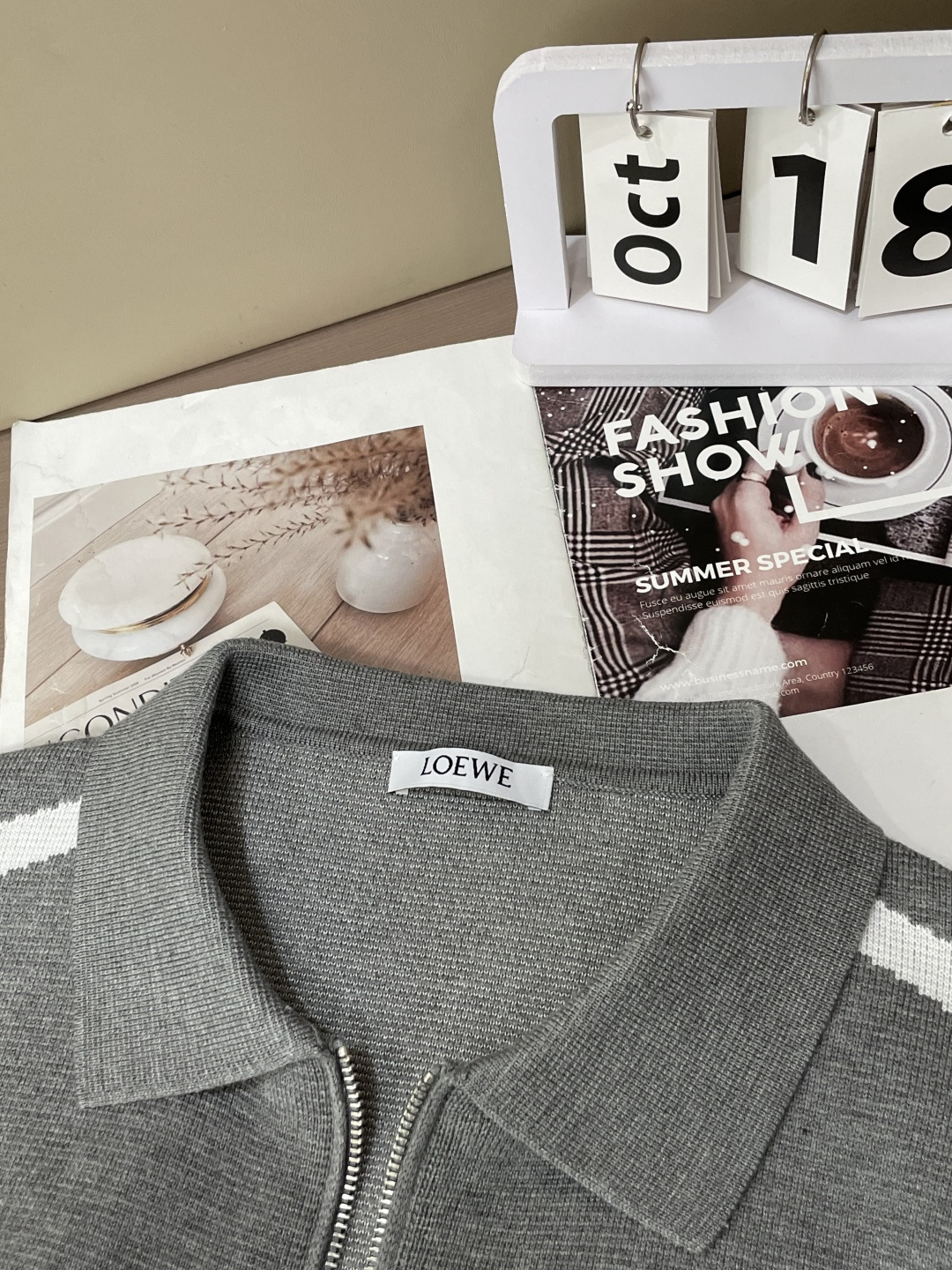 这个LOEWE针织外套 是慵懒与精致的绝妙平衡。自带松弛的氛围感，细腻针织纹理裹着软绵暖意，贴肤时是恰到