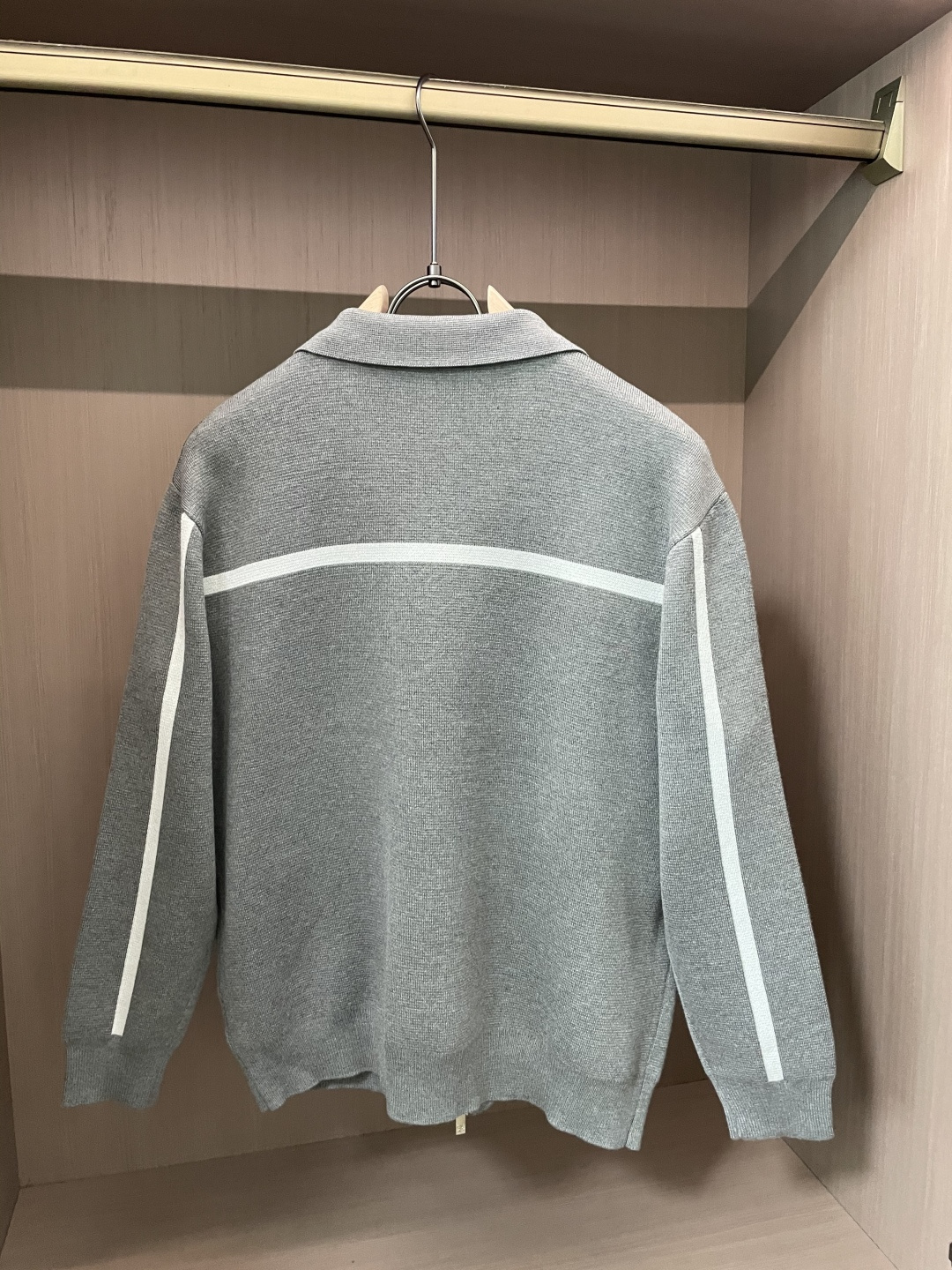 这个LOEWE针织外套 是慵懒与精致的绝妙平衡。自带松弛的氛围感，细腻针织纹理裹着软绵暖意，贴肤时是恰到