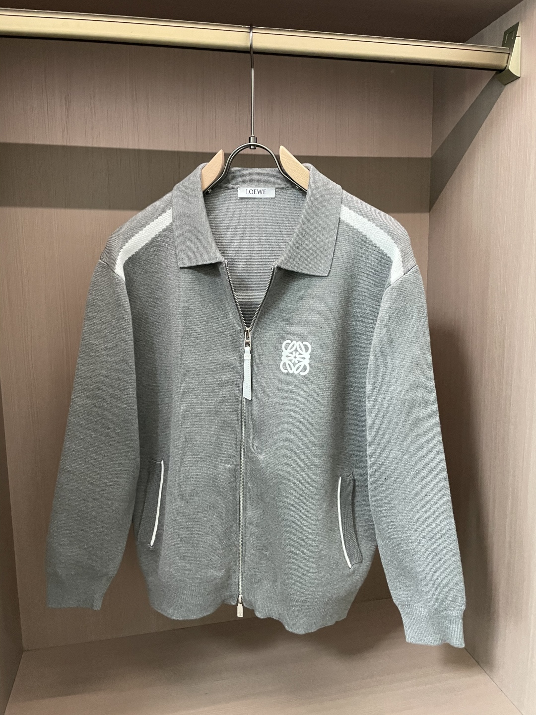 这个LOEWE针织外套 是慵懒与精致的绝妙平衡。自带松弛的氛围感，细腻针织纹理裹着软绵暖意，贴肤时是恰到