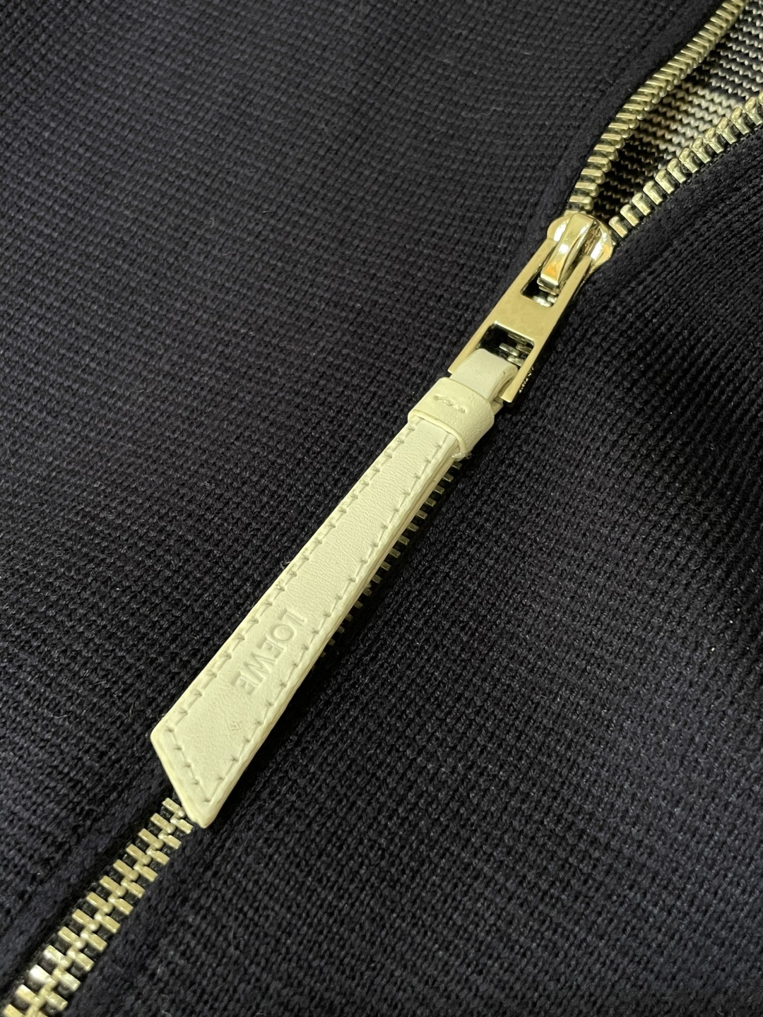 这个LOEWE针织外套 是慵懒与精致的绝妙平衡。自带松弛的氛围感，细腻针织纹理裹着软绵暖意，贴肤时是恰到