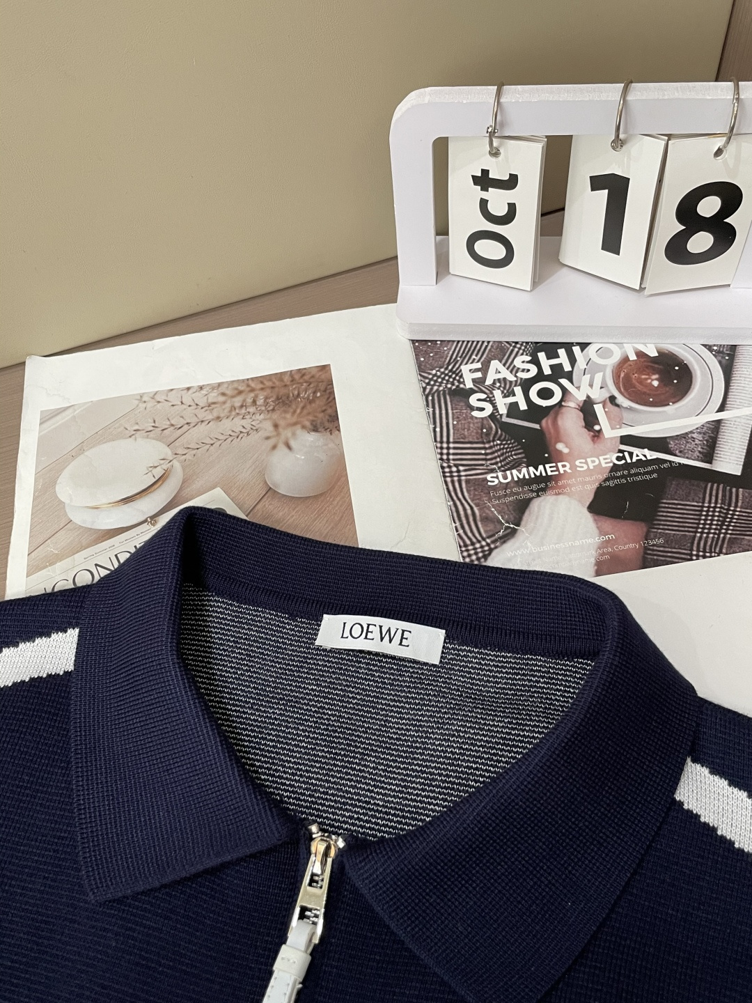 这个LOEWE针织外套 是慵懒与精致的绝妙平衡。自带松弛的氛围感，细腻针织纹理裹着软绵暖意，贴肤时是恰到