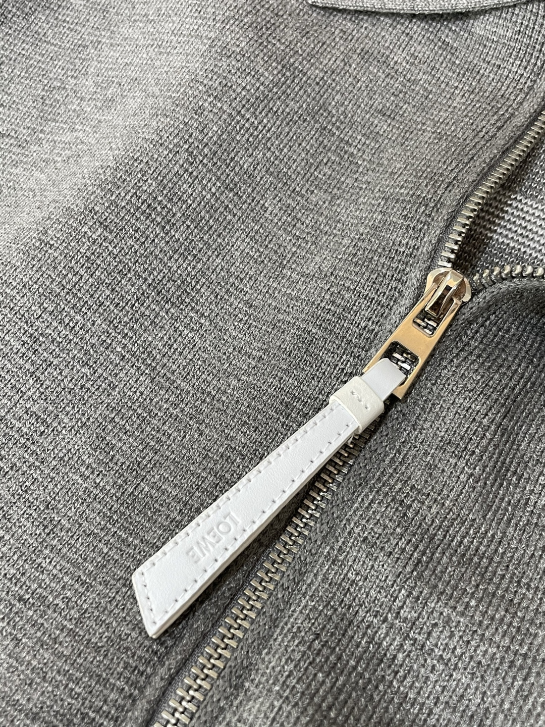 这个LOEWE针织外套 是慵懒与精致的绝妙平衡。自带松弛的氛围感，细腻针织纹理裹着软绵暖意，贴肤时是恰到