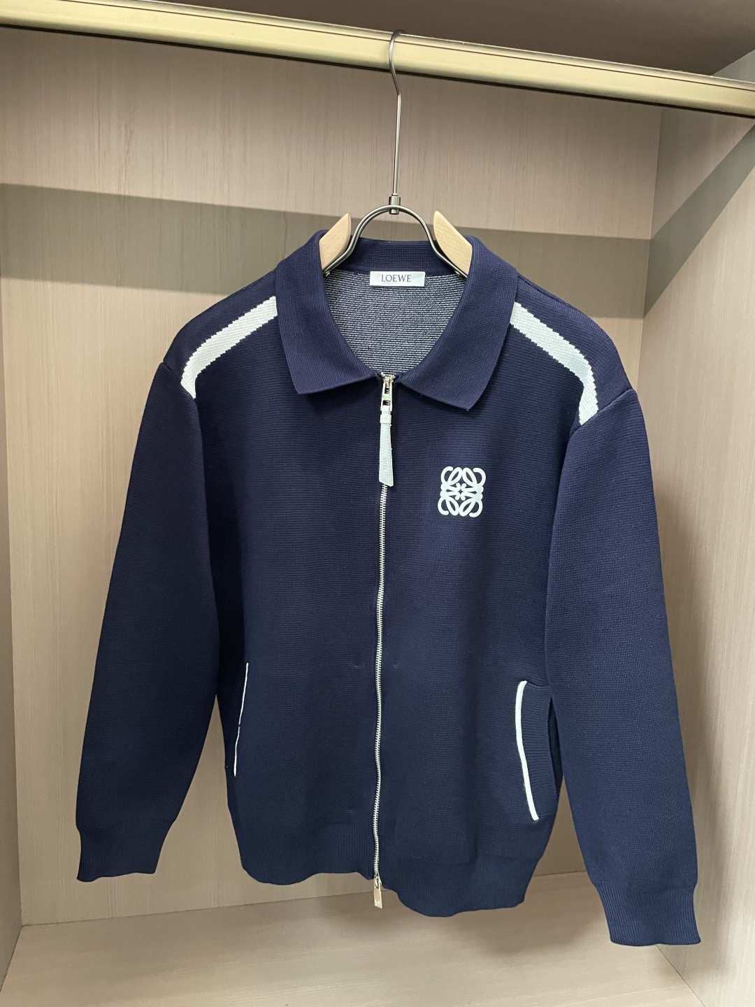 这个LOEWE针织外套 是慵懒与精致的绝妙平衡。自带松弛的氛围感，细腻针织纹理裹着软绵暖意，贴肤时是恰到