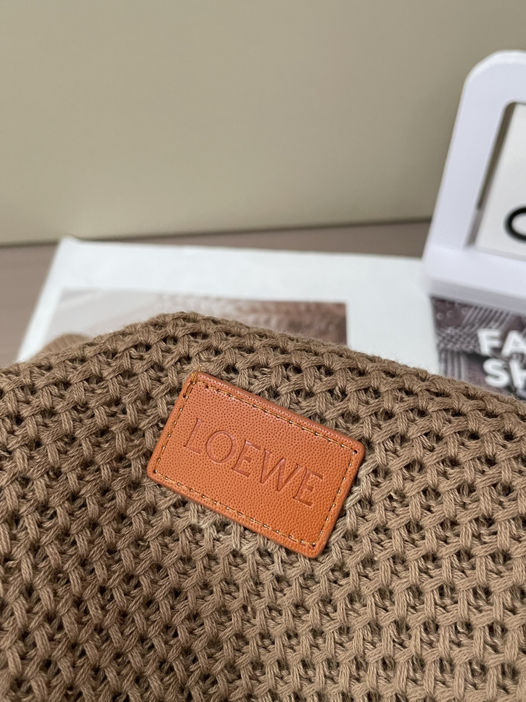 这件LOEWE针织Polo，是把「松弛质感」织进了每一寸纹理里。浅驼色主调像浸了阳光的燕麦，自带温柔的松