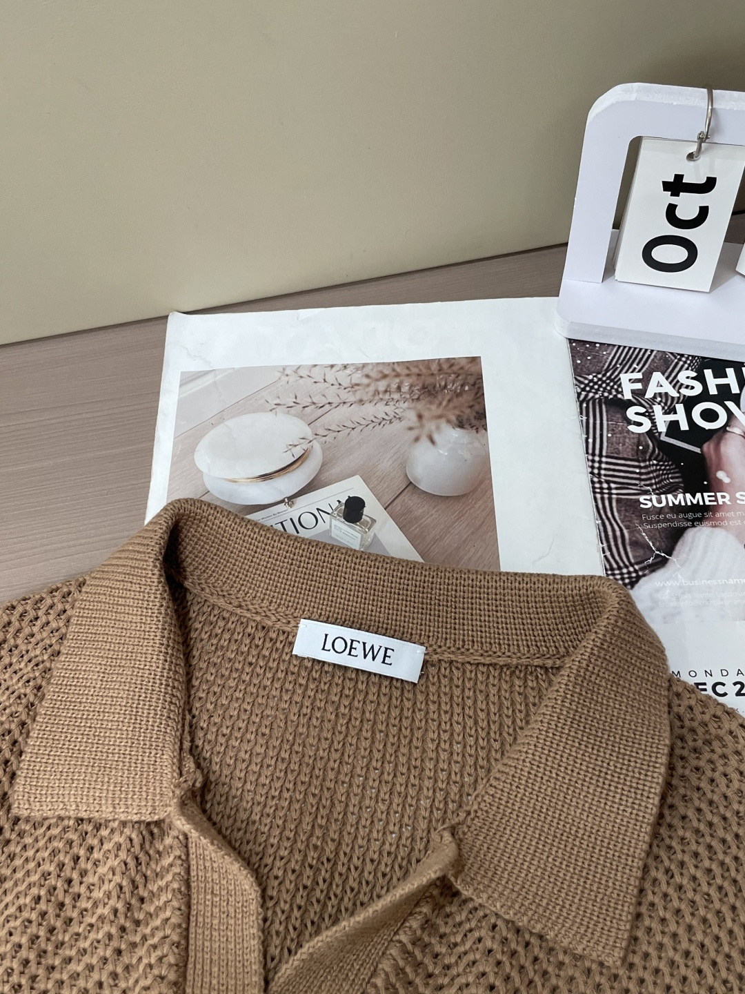 这件LOEWE针织Polo，是把「松弛质感」织进了每一寸纹理里。浅驼色主调像浸了阳光的燕麦，自带温柔的松