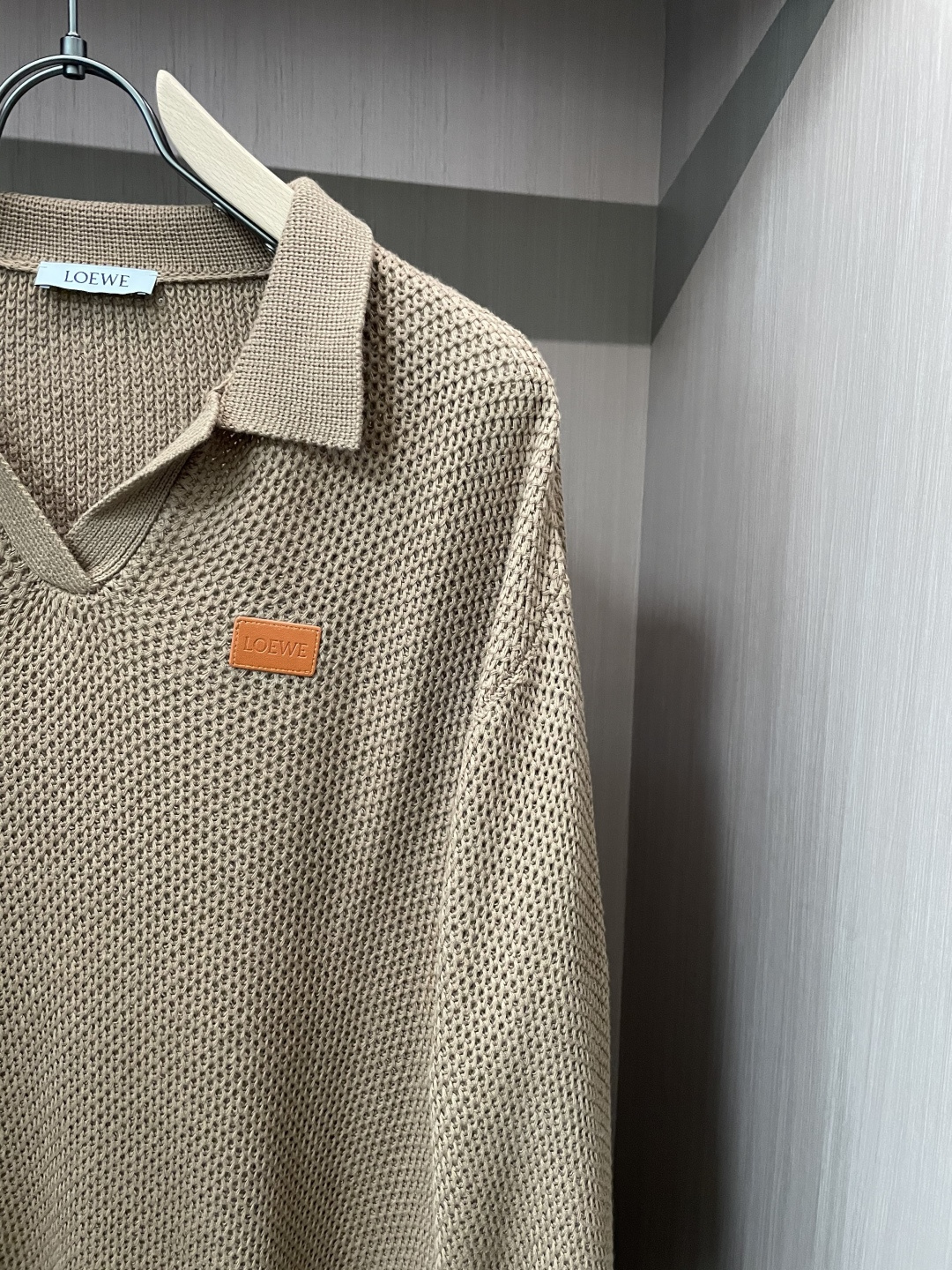 这件LOEWE针织Polo，是把「松弛质感」织进了每一寸纹理里。浅驼色主调像浸了阳光的燕麦，自带温柔的松