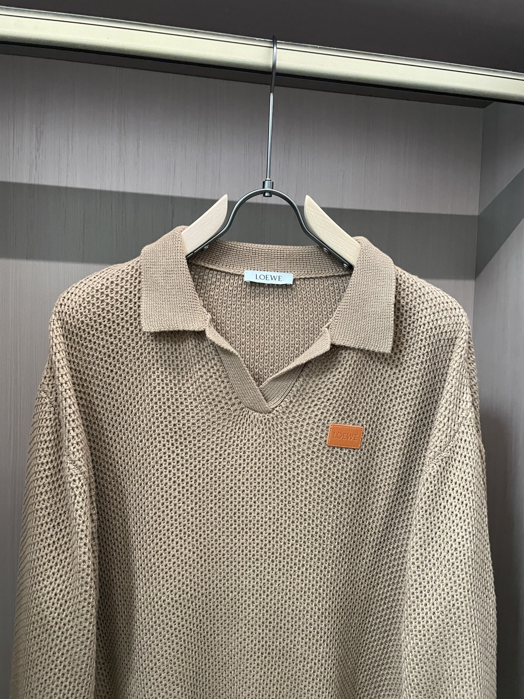 这件LOEWE针织Polo，是把「松弛质感」织进了每一寸纹理里。浅驼色主调像浸了阳光的燕麦，自带温柔的松