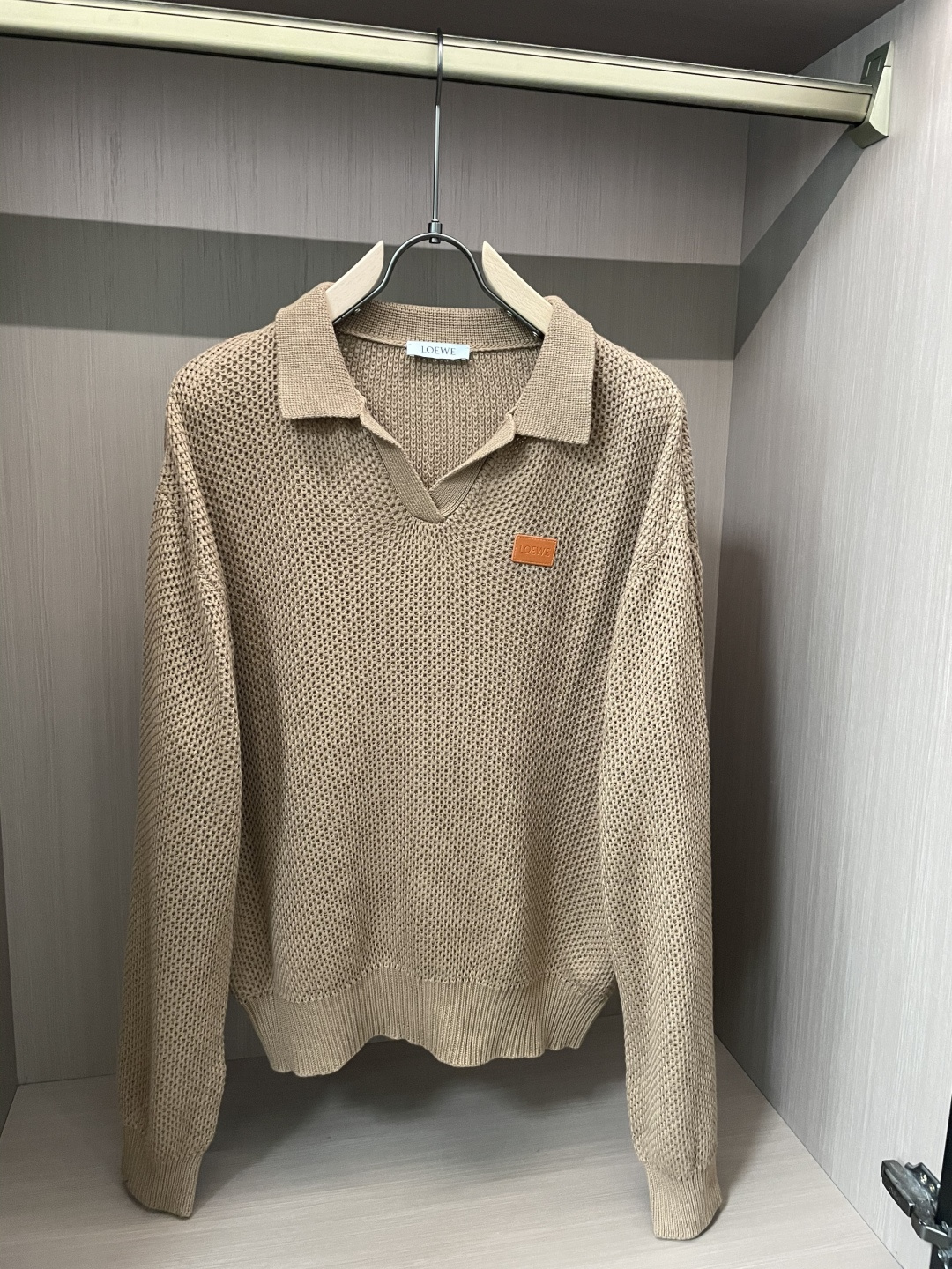 这件LOEWE针织Polo，是把「松弛质感」织进了每一寸纹理里。浅驼色主调像浸了阳光的燕麦，自带温柔的松