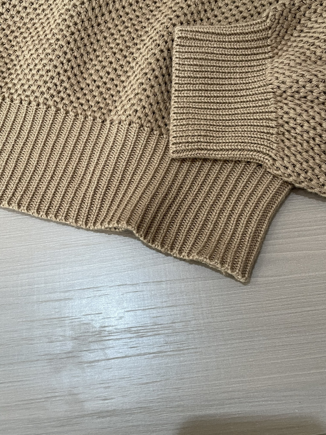 这件LOEWE针织Polo，是把「松弛质感」织进了每一寸纹理里。浅驼色主调像浸了阳光的燕麦，自带温柔的松