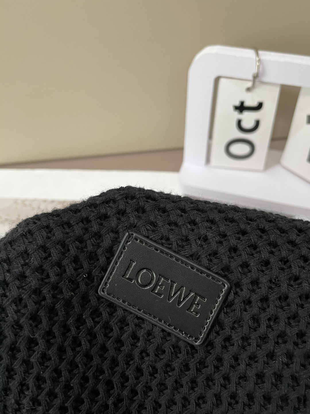 这件LOEWE针织Polo，是把「松弛质感」织进了每一寸纹理里。自带温柔的松弛氛围；通体的镂空针织是点睛