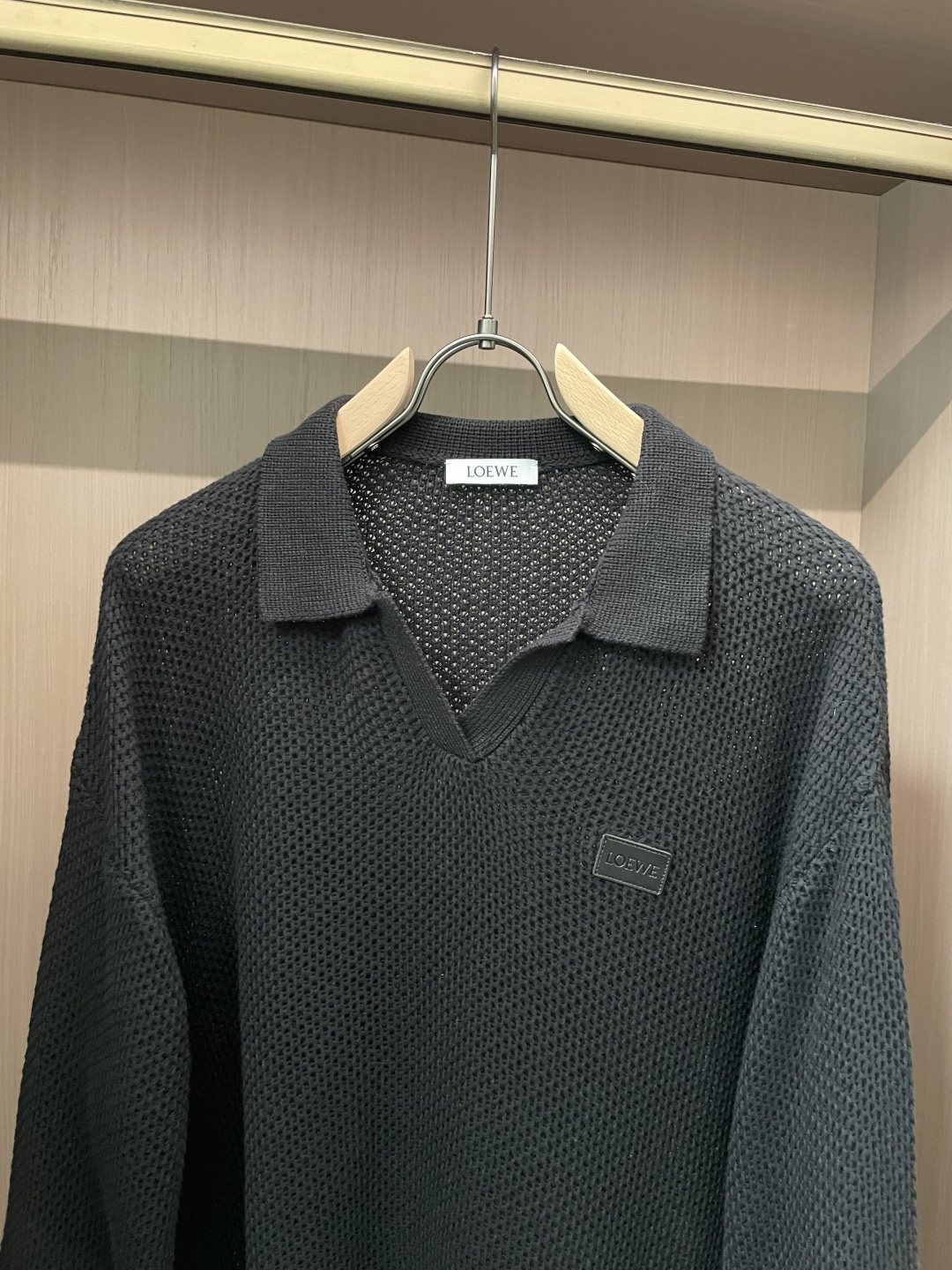这件LOEWE针织Polo，是把「松弛质感」织进了每一寸纹理里。自带温柔的松弛氛围；通体的镂空针织是点睛