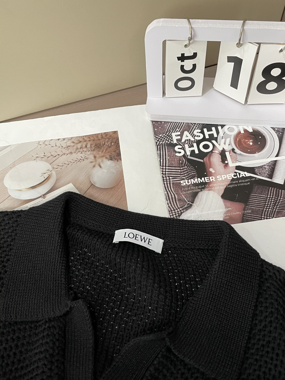 这件LOEWE针织Polo，是把「松弛质感」织进了每一寸纹理里。自带温柔的松弛氛围；通体的镂空针织是点睛