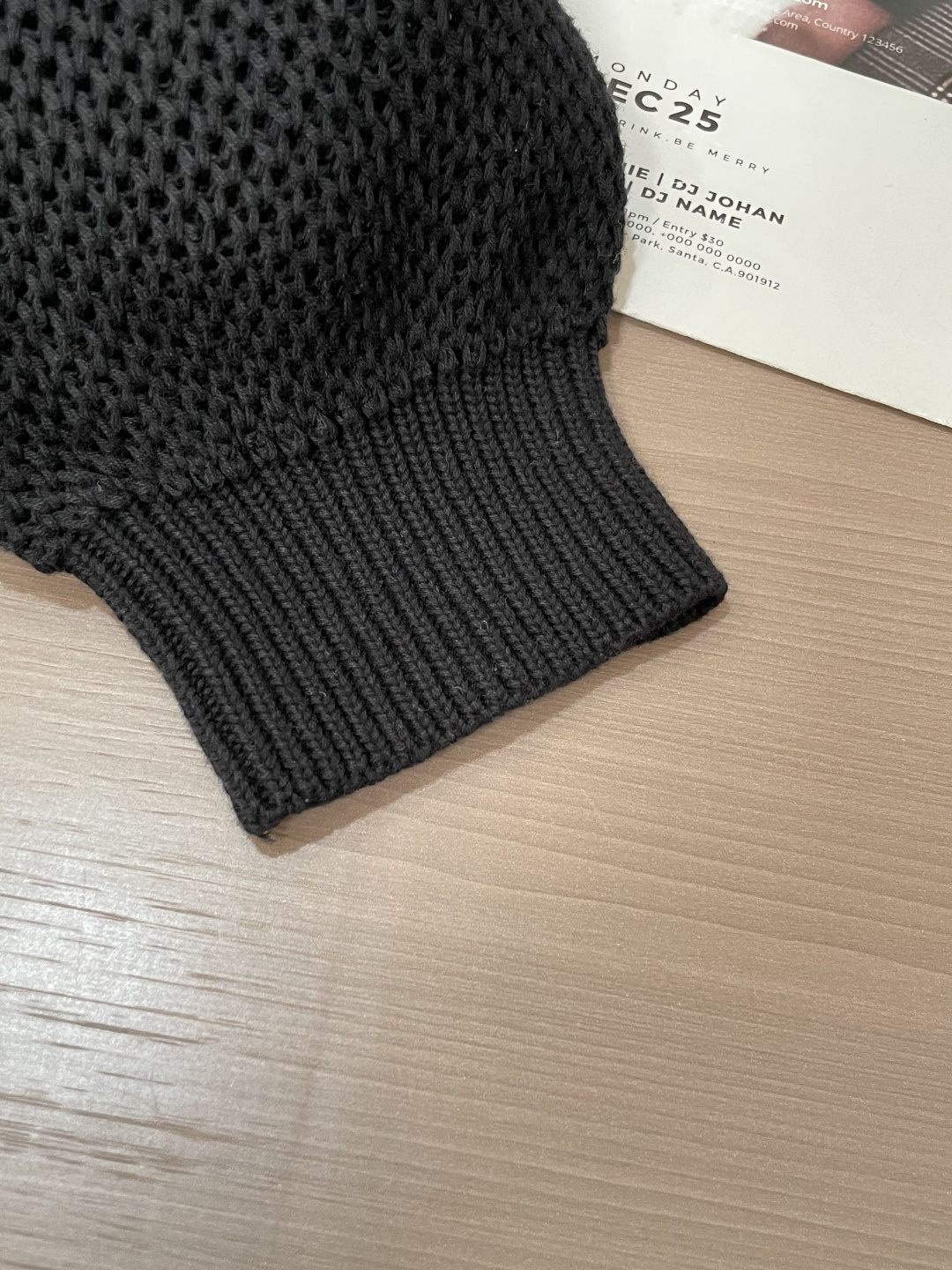 这件LOEWE针织Polo，是把「松弛质感」织进了每一寸纹理里。自带温柔的松弛氛围；通体的镂空针织是点睛