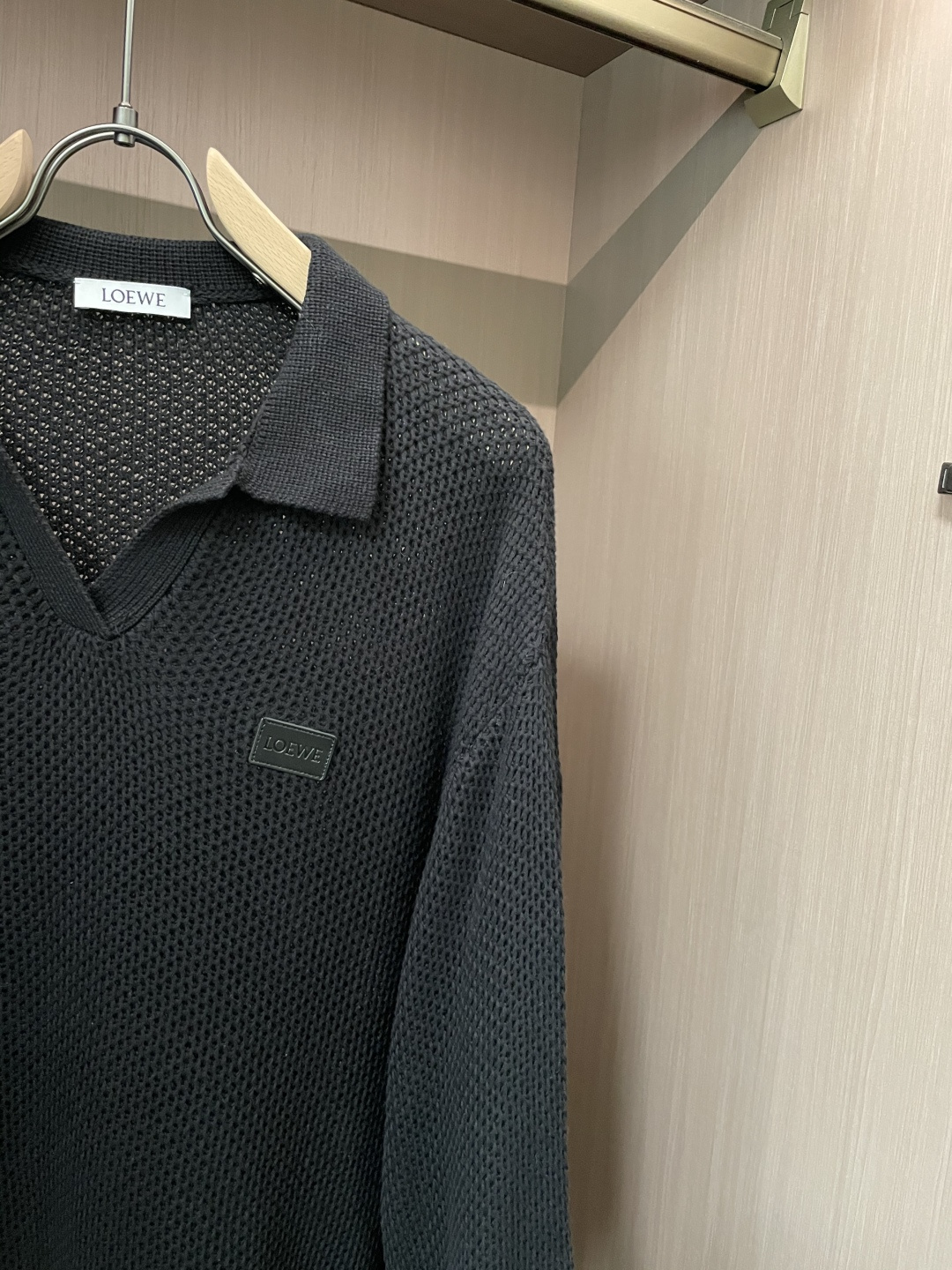 这件LOEWE针织Polo，是把「松弛质感」织进了每一寸纹理里。自带温柔的松弛氛围；通体的镂空针织是点睛