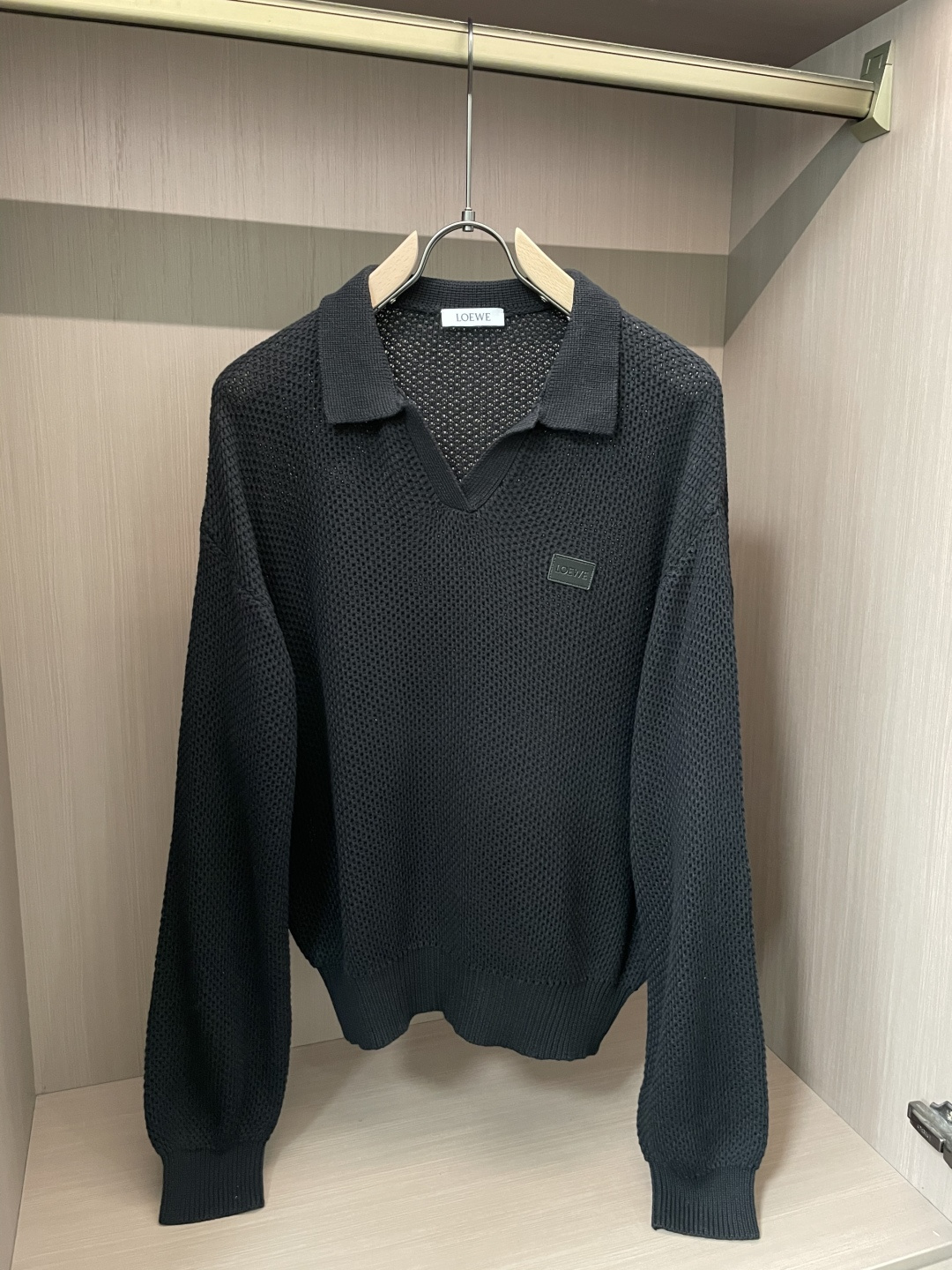 这件LOEWE针织Polo，是把「松弛质感」织进了每一寸纹理里。自带温柔的松弛氛围；通体的镂空针织是点睛