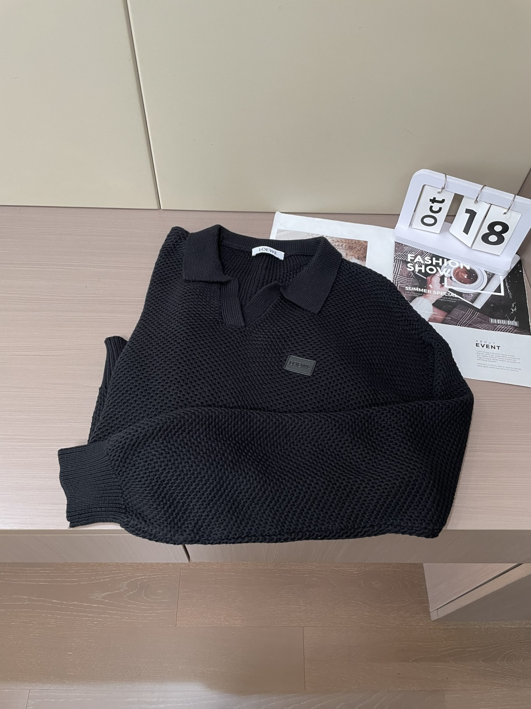 这件LOEWE针织Polo，是把「松弛质感」织进了每一寸纹理里。自带温柔的松弛氛围；通体的镂空针织是点睛